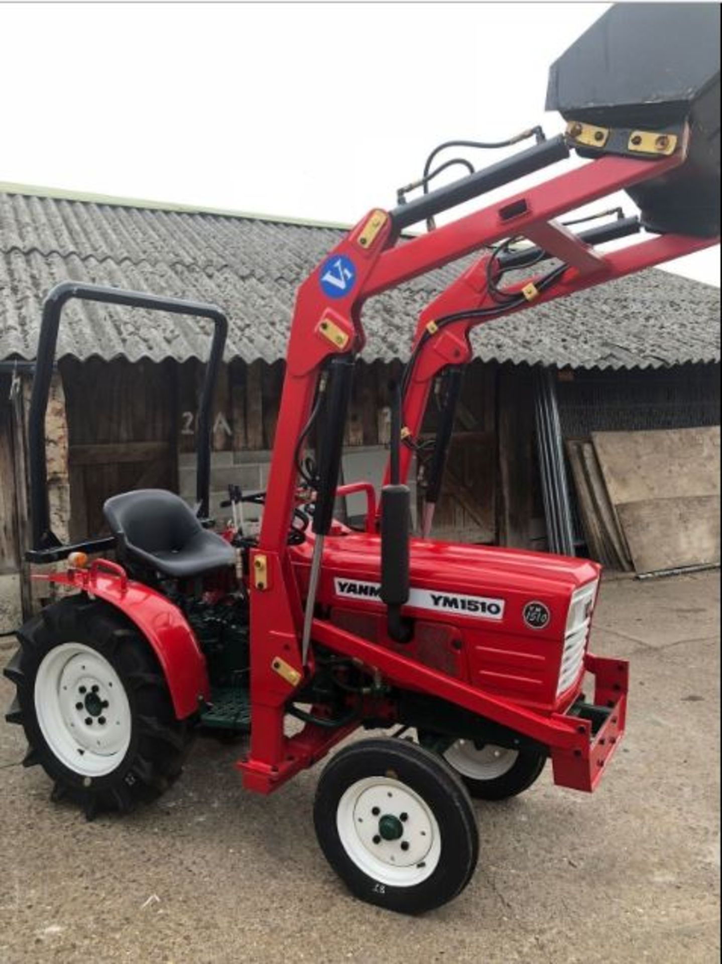 COMPACT TRACTOR YANMAR YM1510 C/W FRONT LOADER, REAR STANDARD PTO, 3 POINT LINKAGE TOP LINK ROLL BAR - Image 2 of 7