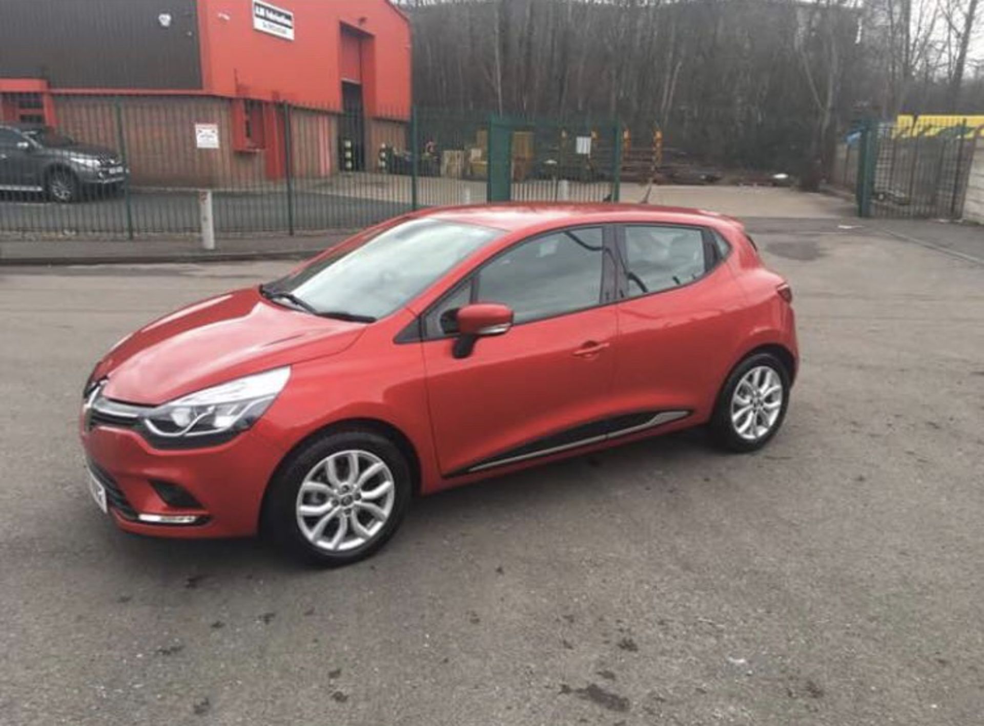 2017/17 REG RENAULT CLIO DYNAMIQUE NAV RED 1.2 PETROL 5 DOOR HATCHBACK *NO VAT* - Image 2 of 6