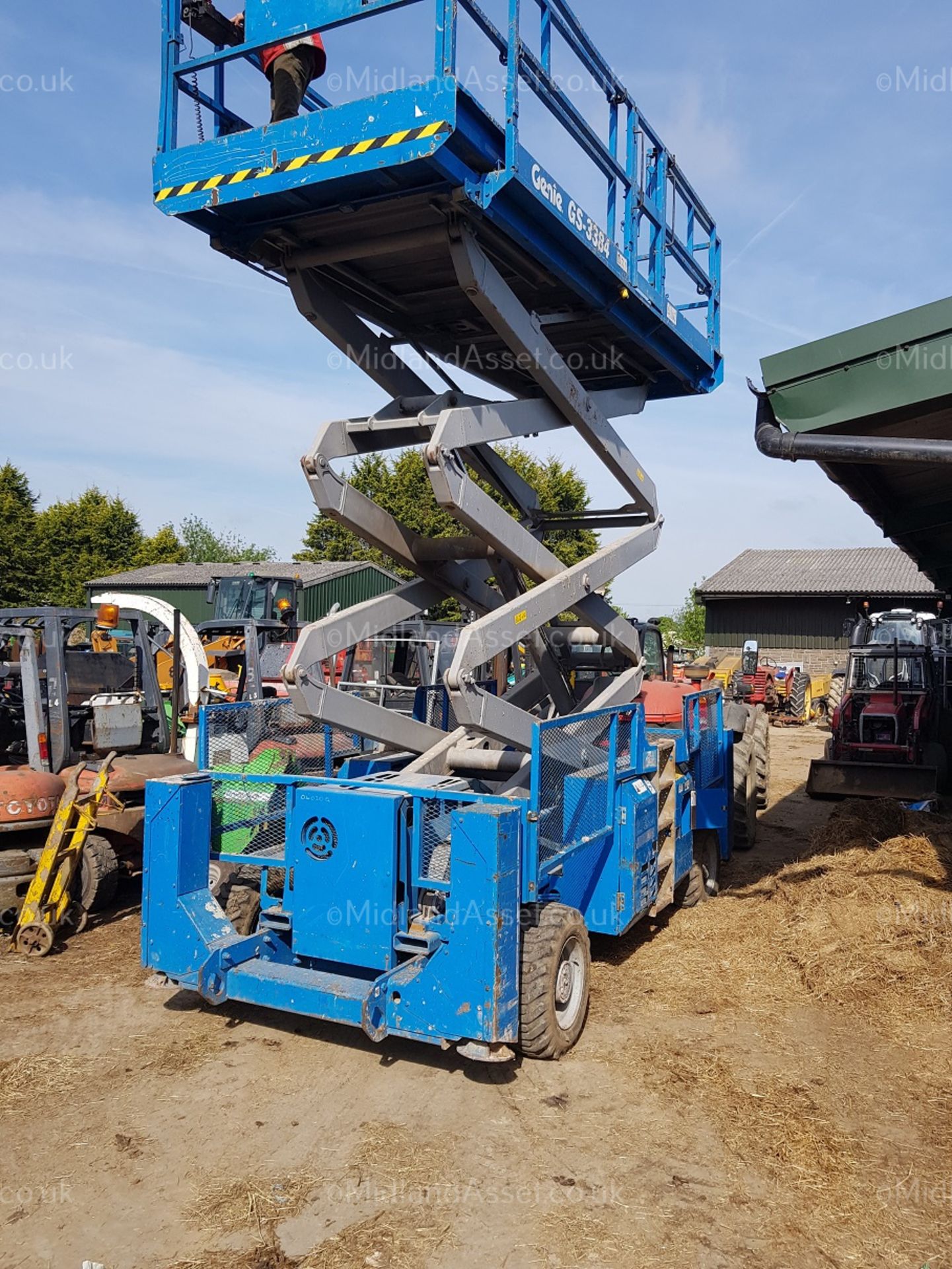 2004 GENIE GS-3384 ROUGH TERRAIN SCISSOR LIFT AUTO LEVELLING 4WD. STARTS, DRIVES AND LIFTS - Image 9 of 10