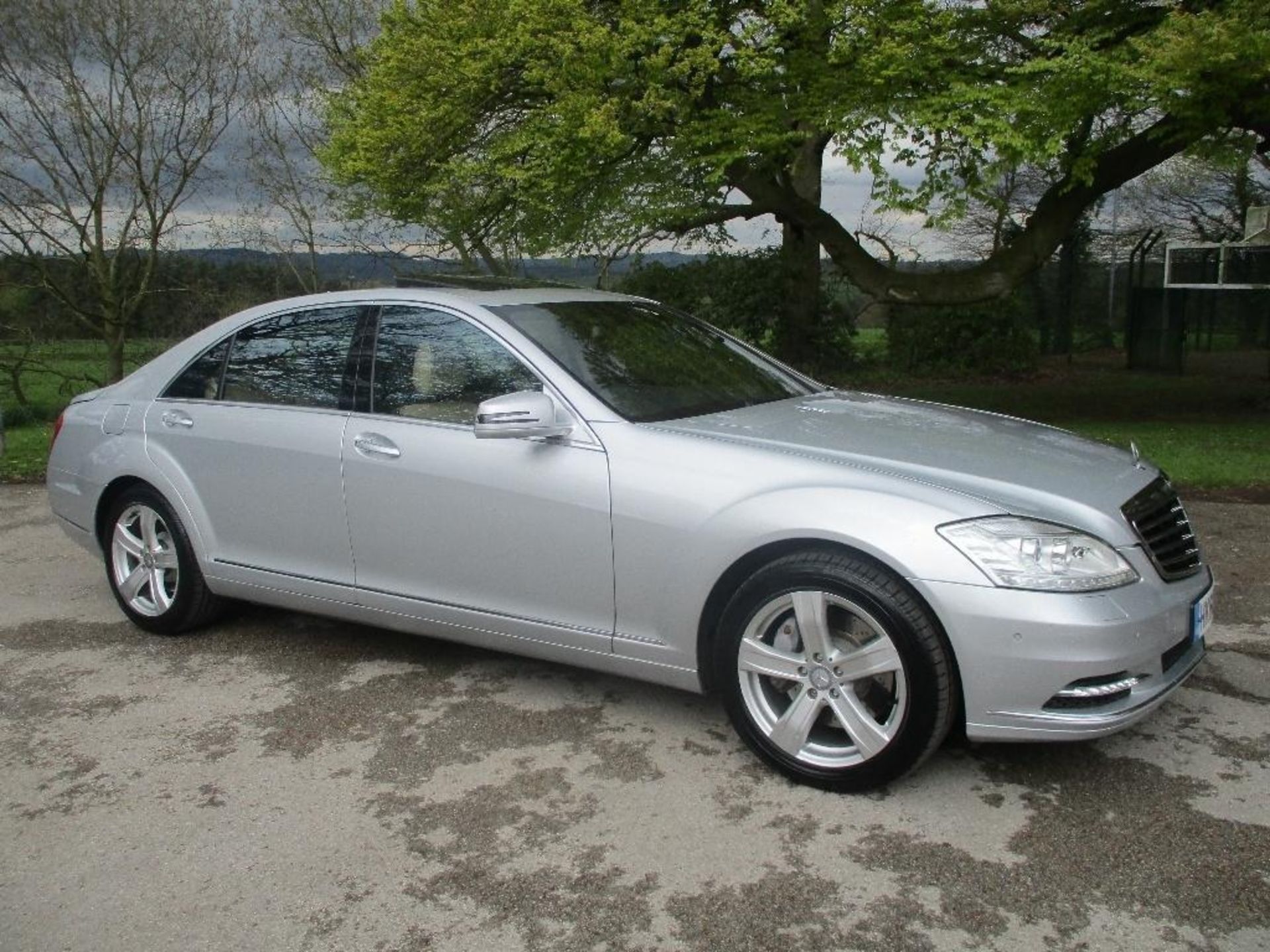 2010/60 REG MERCEDES-BENZ S500 L AUTOMATIC 5.5L PETROL 4 DOOR SALOON, SHOWING 0 FORMER KEEPERS - Image 2 of 9