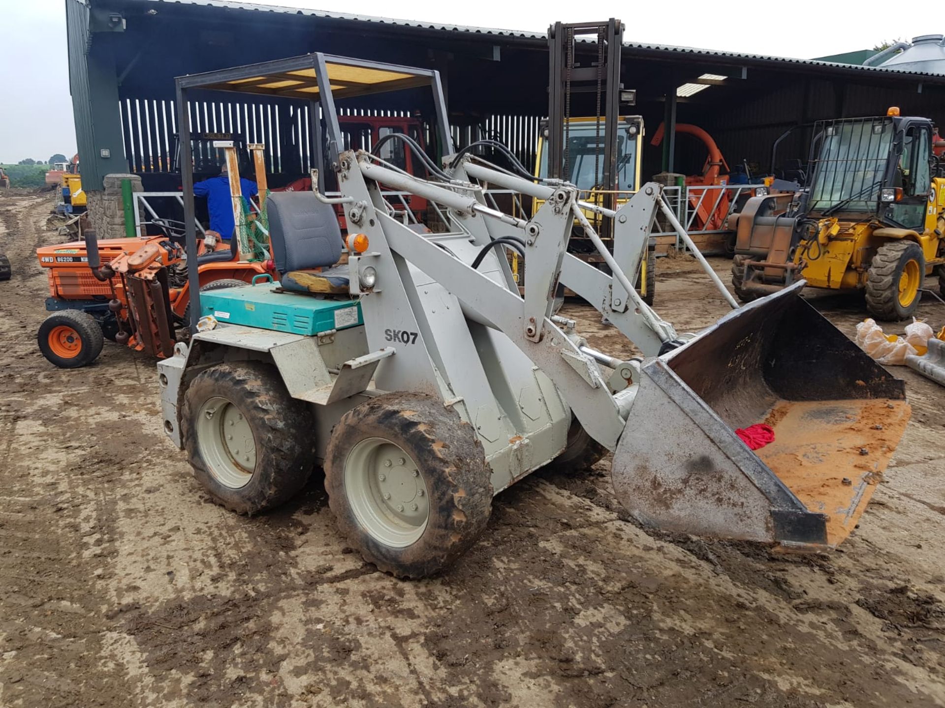 KOMATSU SK07 LOADING SHOVEL, STARTS, DRIVES AND LIFTS SKID STEER *PLUS VAT*