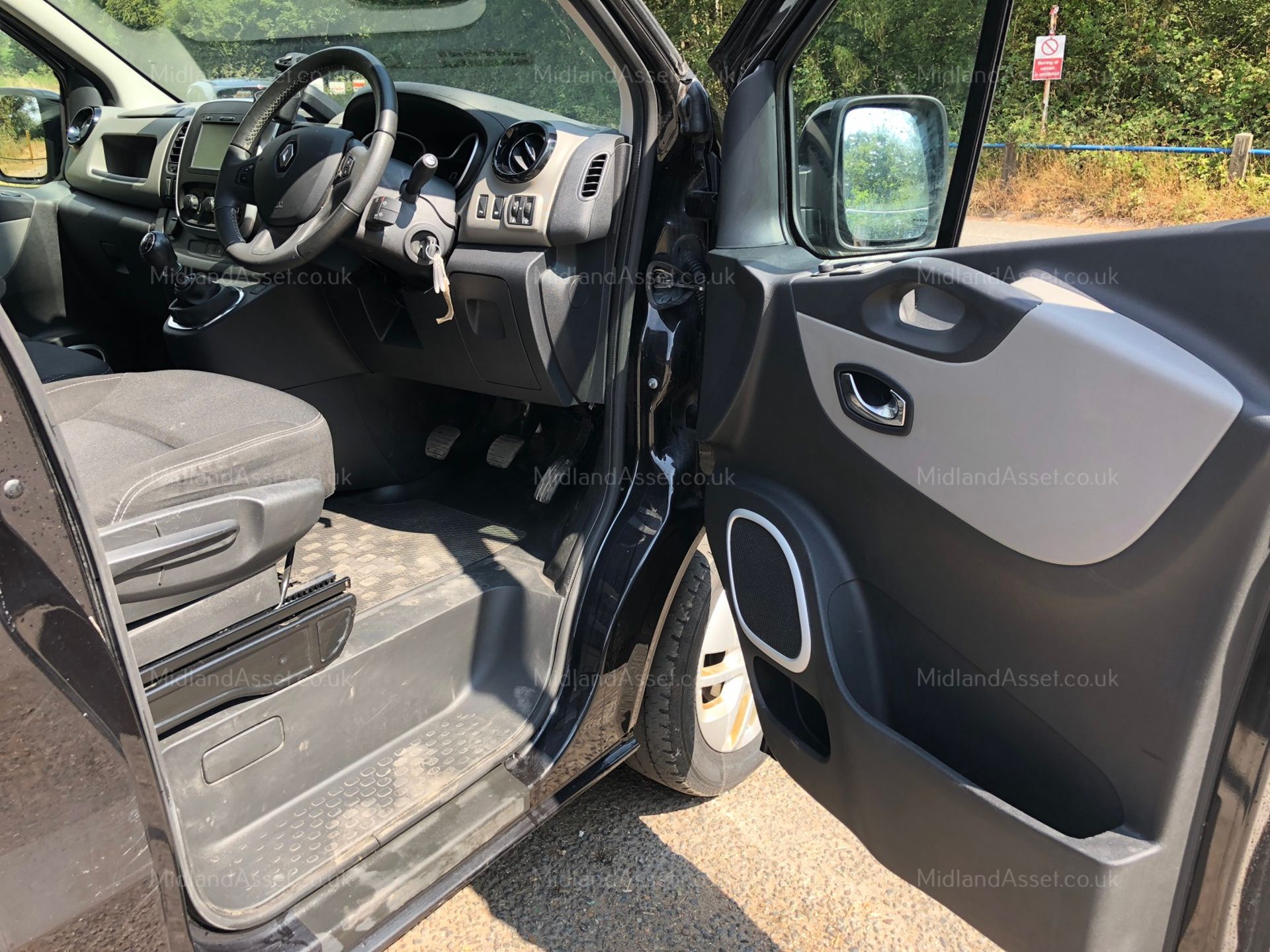 2016/16 REG RENAULT TRAFIC SL27 SPORT DCI BLACK DIESEL PANEL VAN, SHOWING 1 FORMER KEEPER *NO VAT* - Image 14 of 20