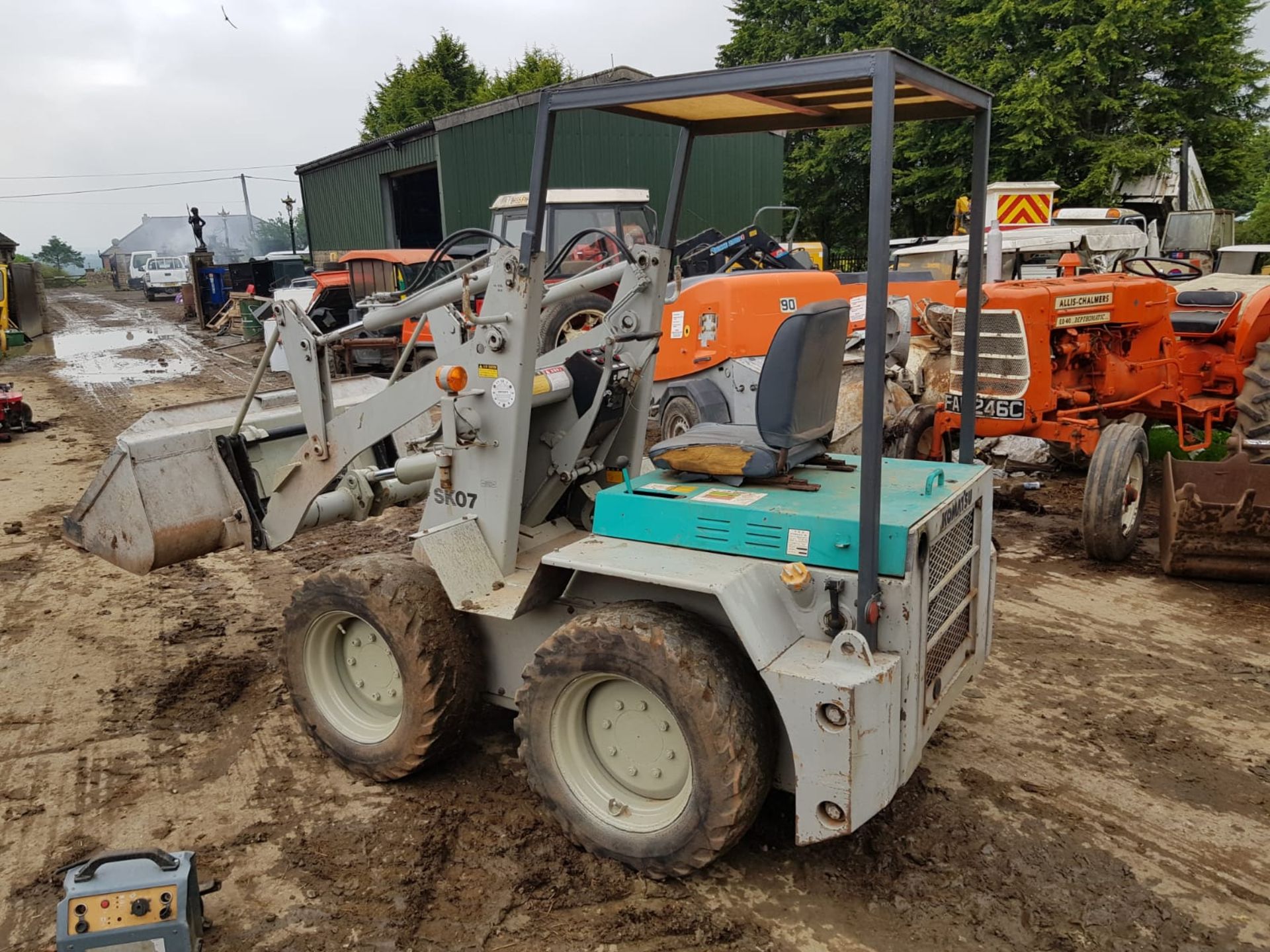 KOMATSU SK07 LOADING SHOVEL, STARTS, DRIVES AND LIFTS SKID STEER *PLUS VAT* - Image 2 of 8