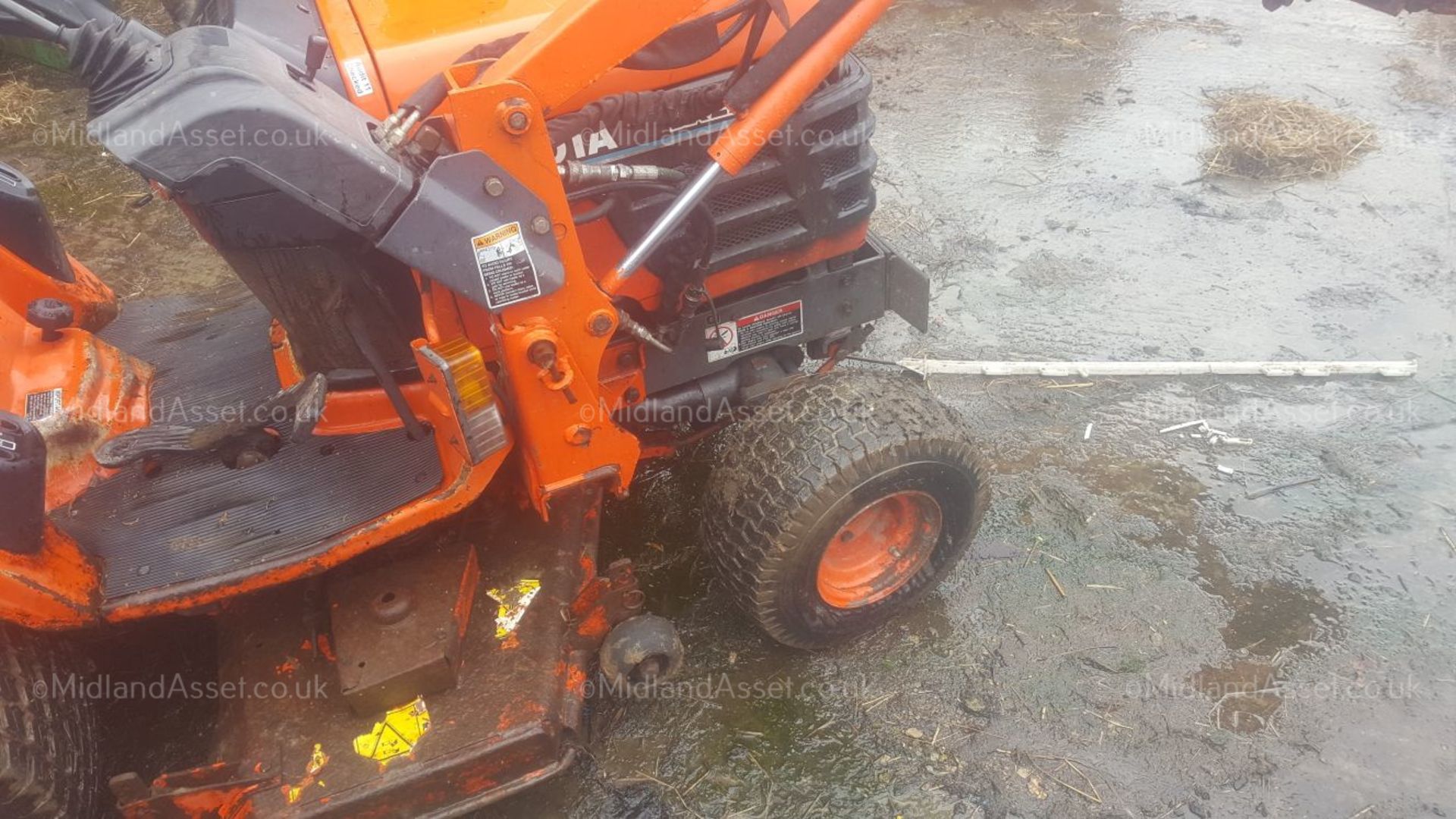 2005 KUBOTA BX2200 TRACTOR MOWER FITTED WITH LA211-1-EU LOADER, STARTS, DRIVES, MOWS AND LIFTS - Image 8 of 12