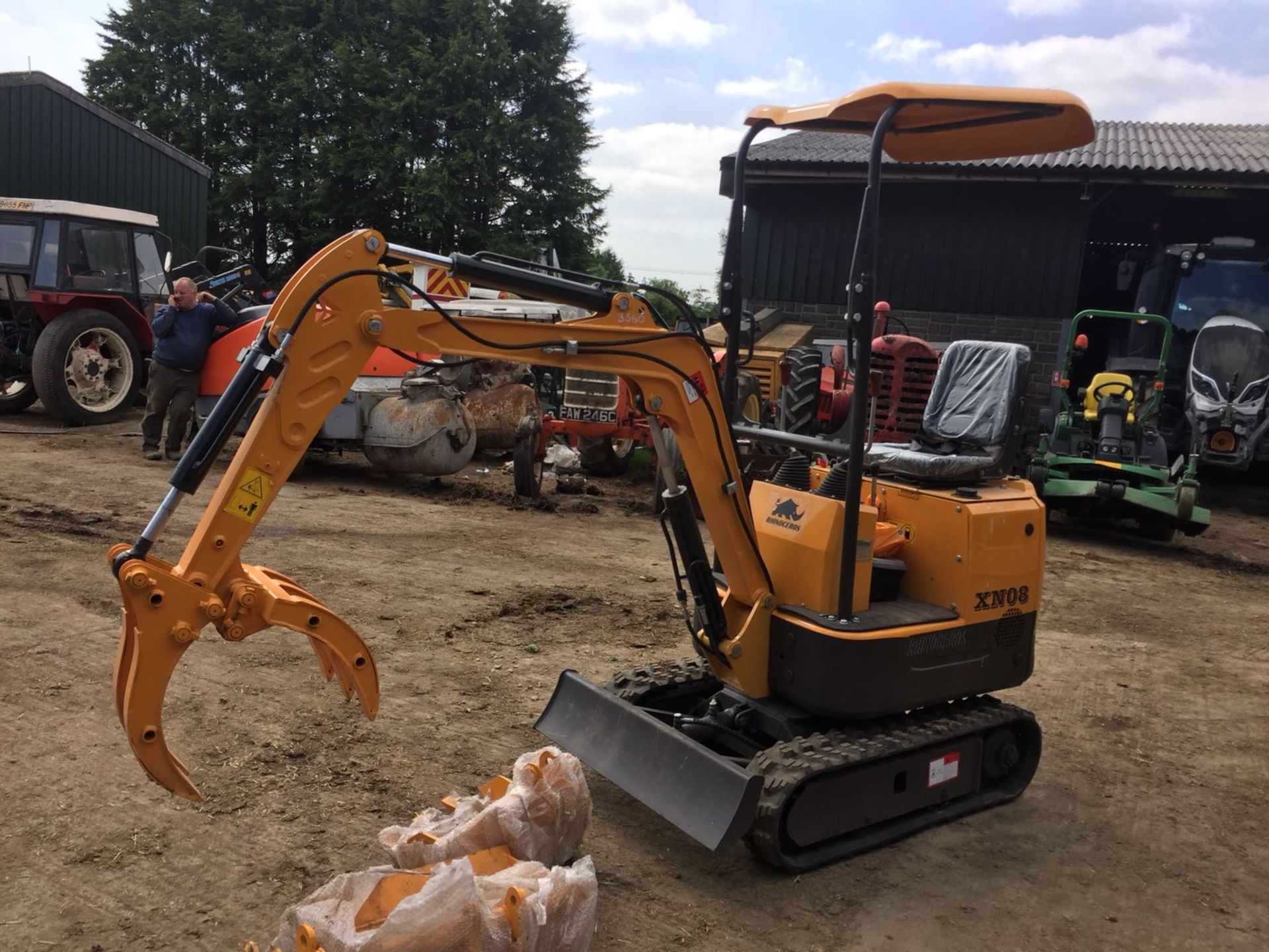 BRAND NEW MINI TRACKED EXCAVATOR MICRO RHINOCEROS XN08 - X3 BUCKETS & GRAPPLE *PLUS VAT* - Image 8 of 11