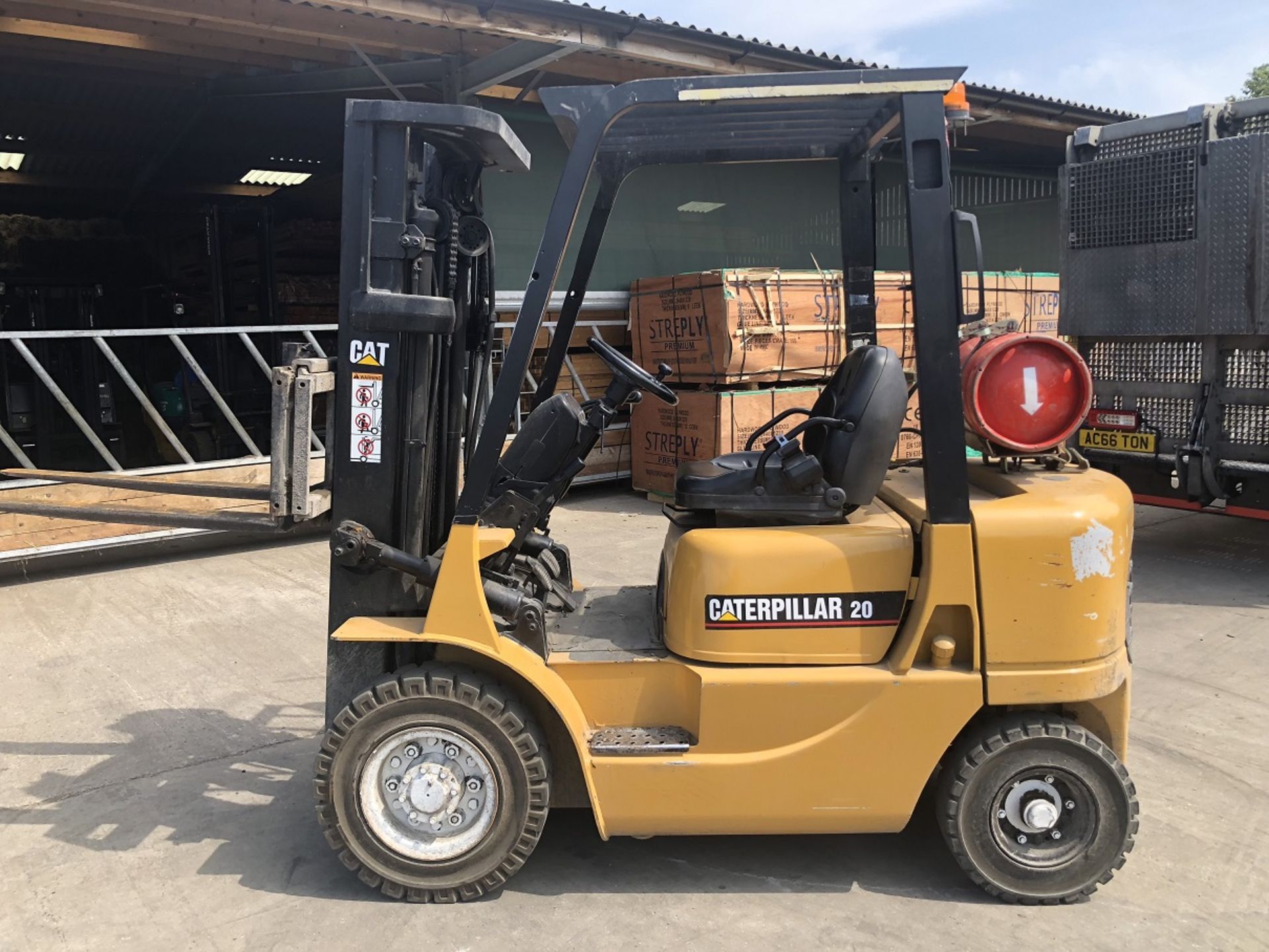 CATERPILLAR 2.0 FORKLIFT, GAS, 2 TONNE, 5856 HOURS, TRIPLE MAST, SIDE SHIFT, FREE LIFT *PLUS VAT*