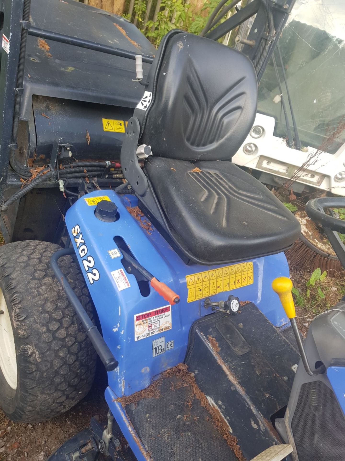 ISEKI SXG 22 RIDE ON LAWN MOWER WITH HIGH TIP REAR GRASS COLLECTOR *PLUS VAT* - Image 5 of 9