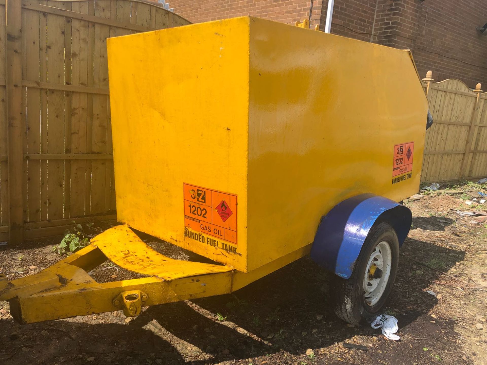 TOW ABLE SINGLE AXLE FUEL BOWSER WITH NEW PUMP DIAPHRAGM - IN WORKING ORDER - Image 2 of 3