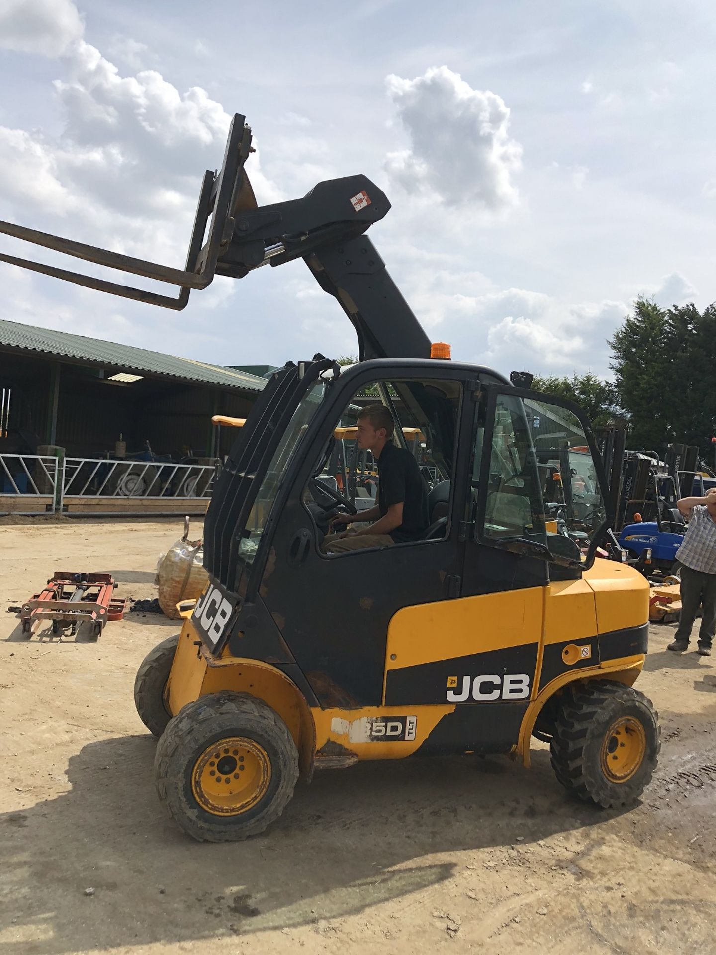 APPROX 2010-11 JCB 35D TLT TELETRUK 4X4 SHOWING 3726 HOURS (UNVERIFIED) *PLUS VAT* - Image 4 of 9