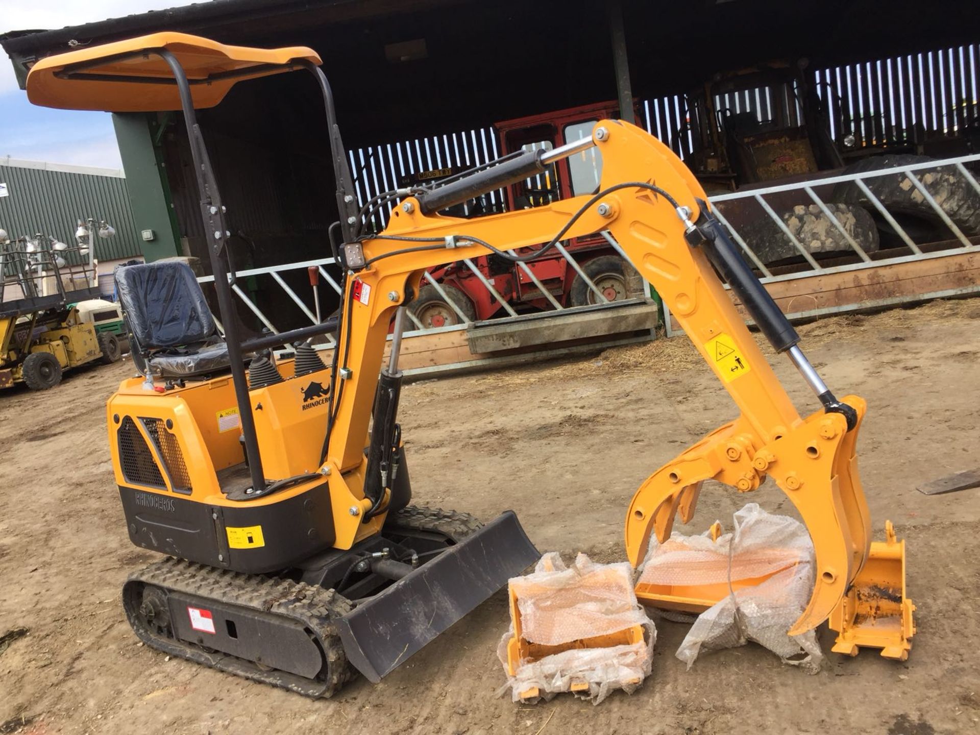 BRAND NEW MINI TRACKED EXCAVATOR MICRO RHINOCEROS XN08 - X3 BUCKETS & GRAPPLE *PLUS VAT* - Image 2 of 11