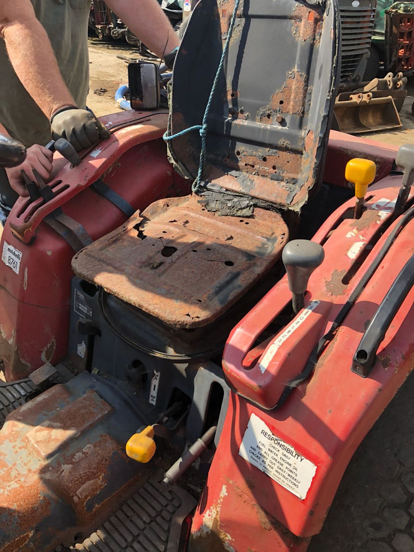 YEAR UNKNOWN MASSEY FERGUSON 1235 COMPACT TRACTOR C/W LEWIS LAND LUGGER 25Q FRONT LOADER *PLUS VAT* - Image 10 of 12