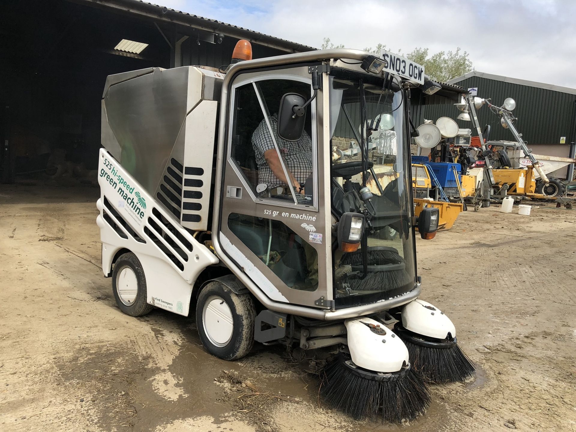 NEW TECHNOLOGY 525 HI-SPEED GREEN MACHINE ROAD SWEEPER, STARTS, RUNS AND SWEEPS *PLUS VAT* - Image 3 of 8