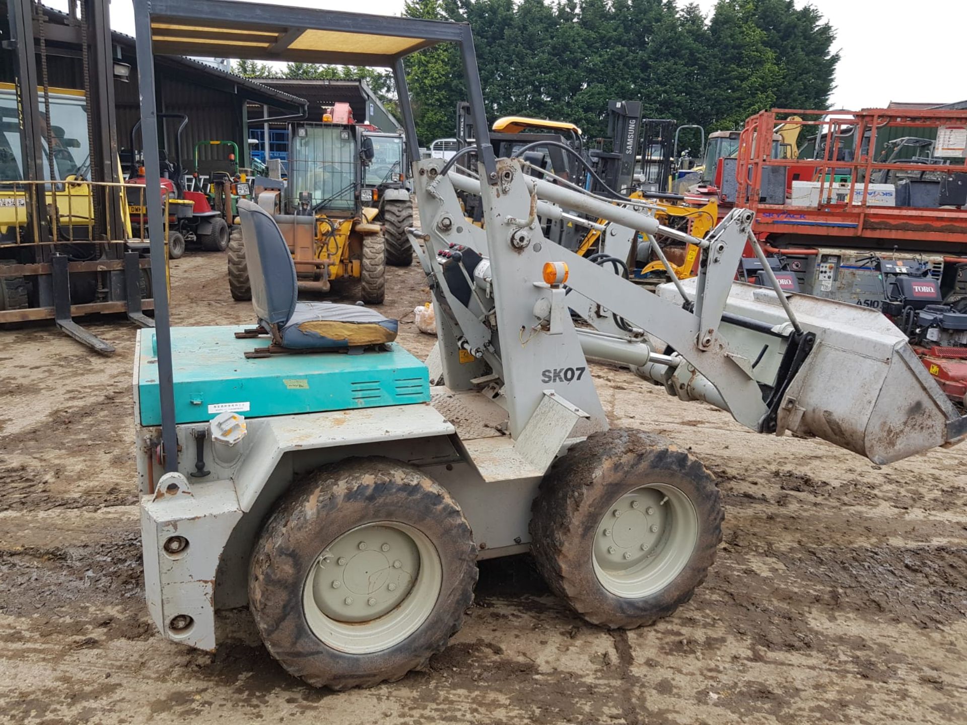 KOMATSU SK07 LOADING SHOVEL, STARTS, DRIVES AND LIFTS SKID STEER *PLUS VAT* - Image 3 of 8