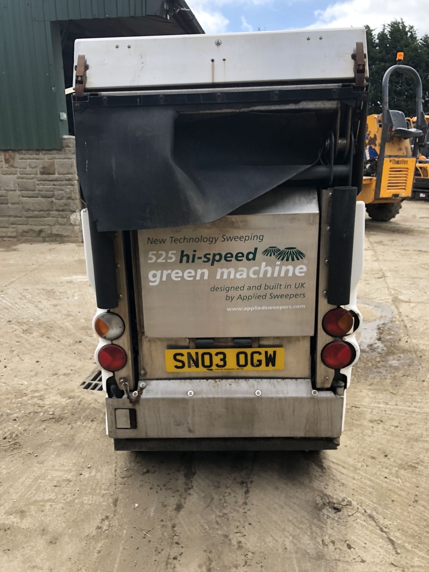 NEW TECHNOLOGY 525 HI-SPEED GREEN MACHINE ROAD SWEEPER, STARTS, RUNS AND SWEEPS *PLUS VAT* - Image 4 of 8