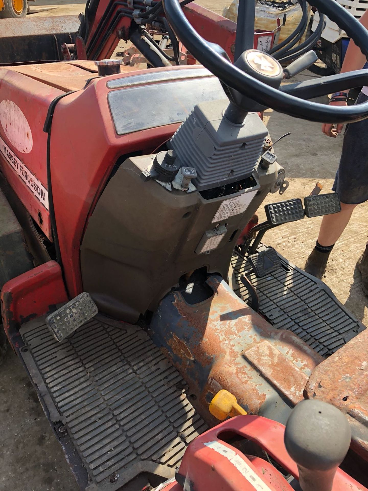 YEAR UNKNOWN MASSEY FERGUSON 1235 COMPACT TRACTOR C/W LEWIS LAND LUGGER 25Q FRONT LOADER *PLUS VAT* - Image 11 of 12