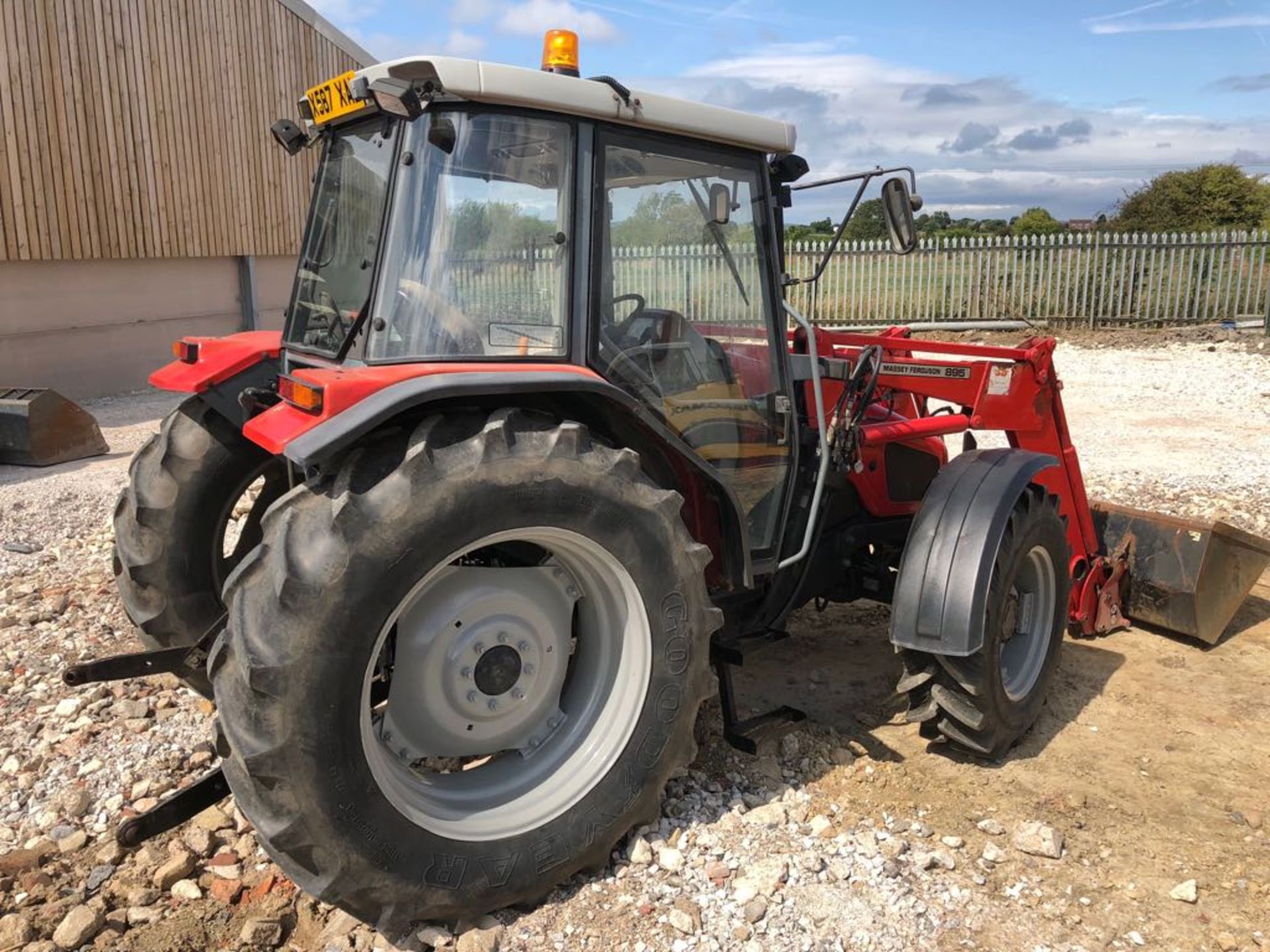 MASSEY FERGUSON 895 TRACTOR WITH FRONT BUCKET, IN WORKING ORDER *PLUS VAT* - Image 4 of 10