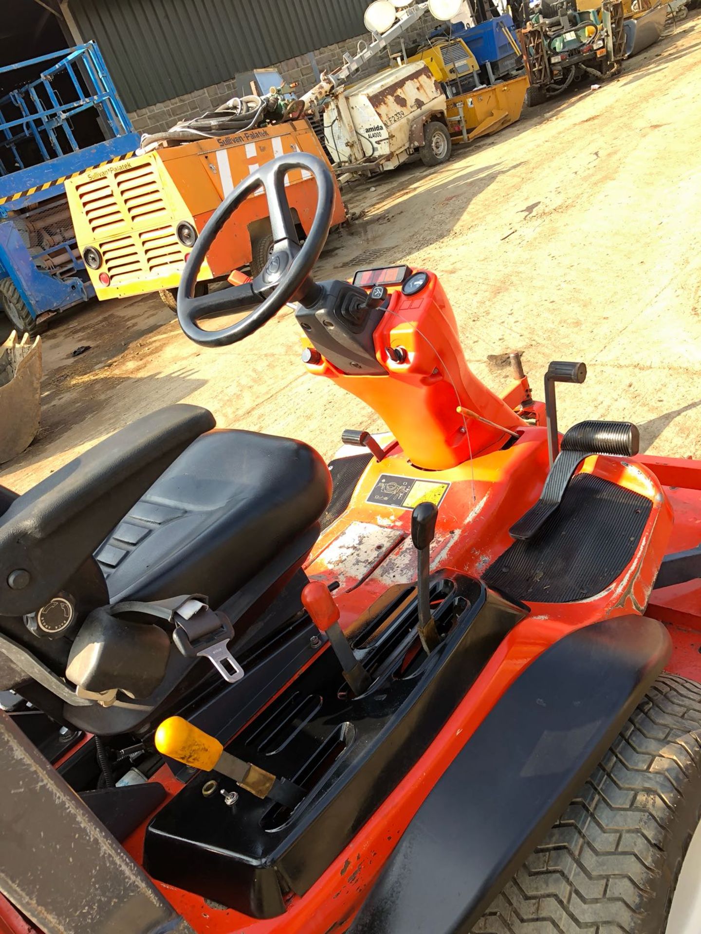 2013/13 REG KUBOTA F3680 ORANGE DIESEL RIDE ON LAWN MOWER, SHOWING 1 FORMER KEEPER *PLUS VAT* - Image 10 of 12