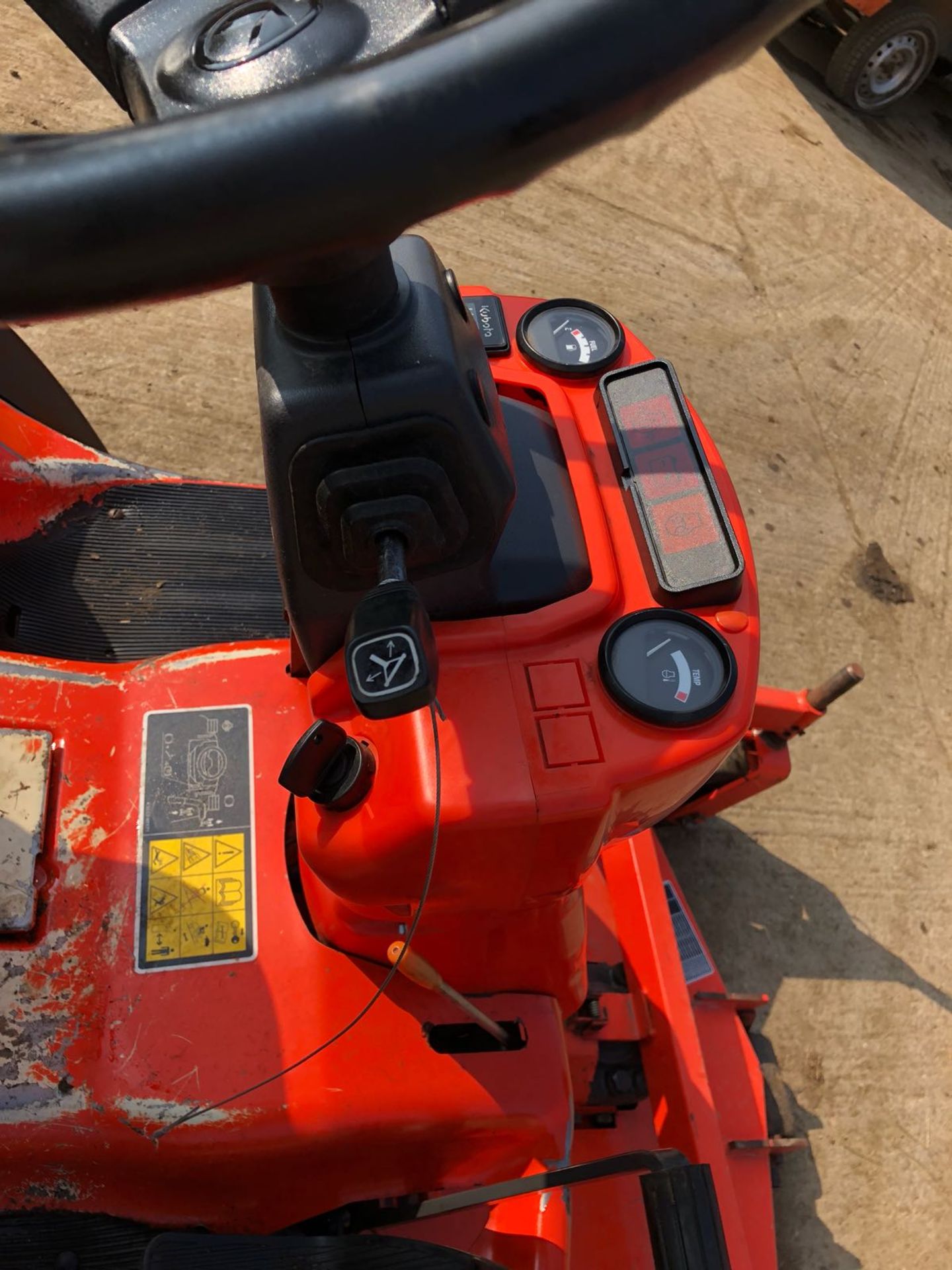 2013/13 REG KUBOTA F3680 ORANGE DIESEL RIDE ON LAWN MOWER, SHOWING 1 FORMER KEEPER *PLUS VAT* - Image 4 of 12