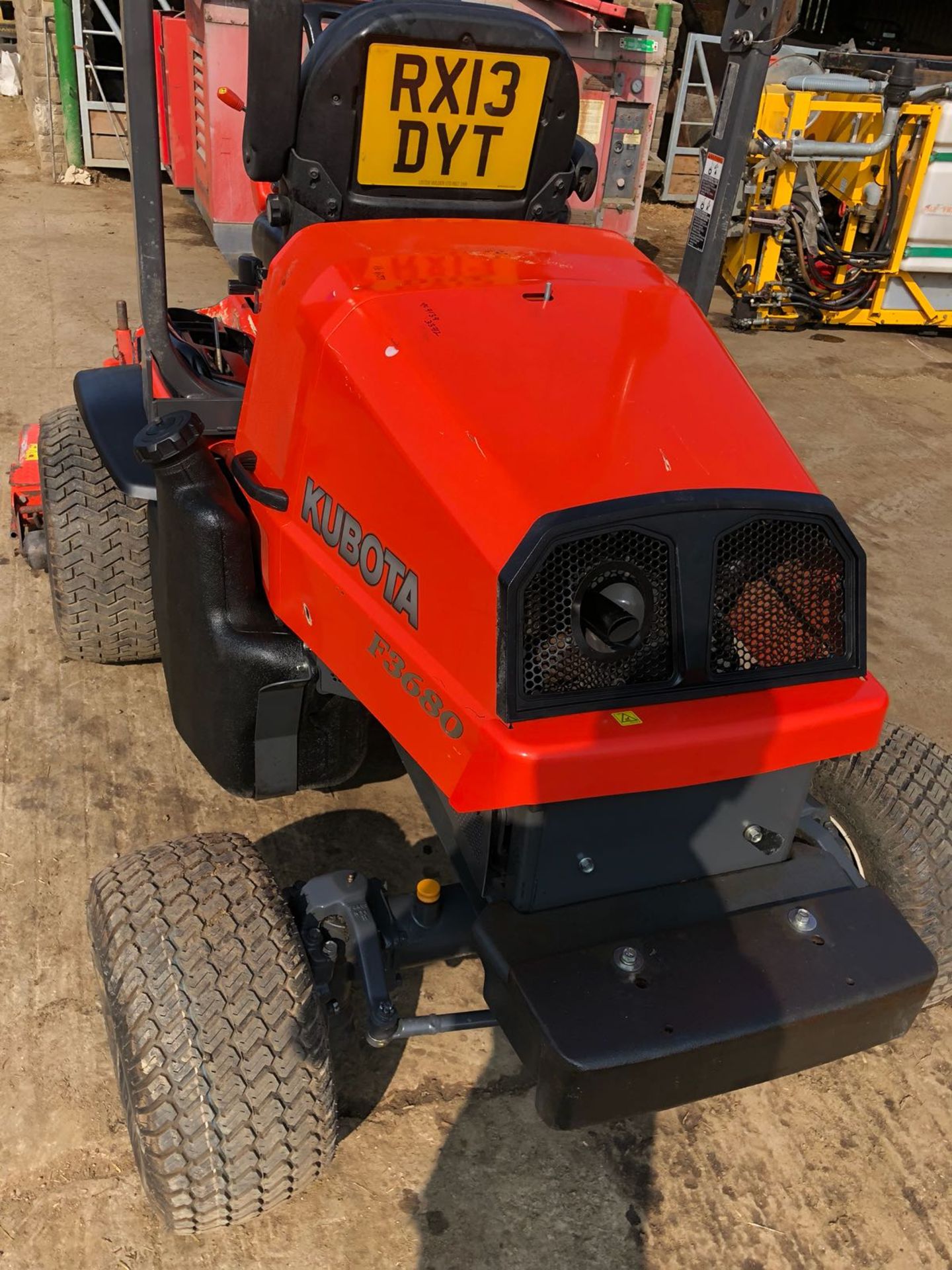 2013/13 REG KUBOTA F3680 ORANGE DIESEL RIDE ON LAWN MOWER, SHOWING 1 FORMER KEEPER *PLUS VAT* - Image 6 of 12