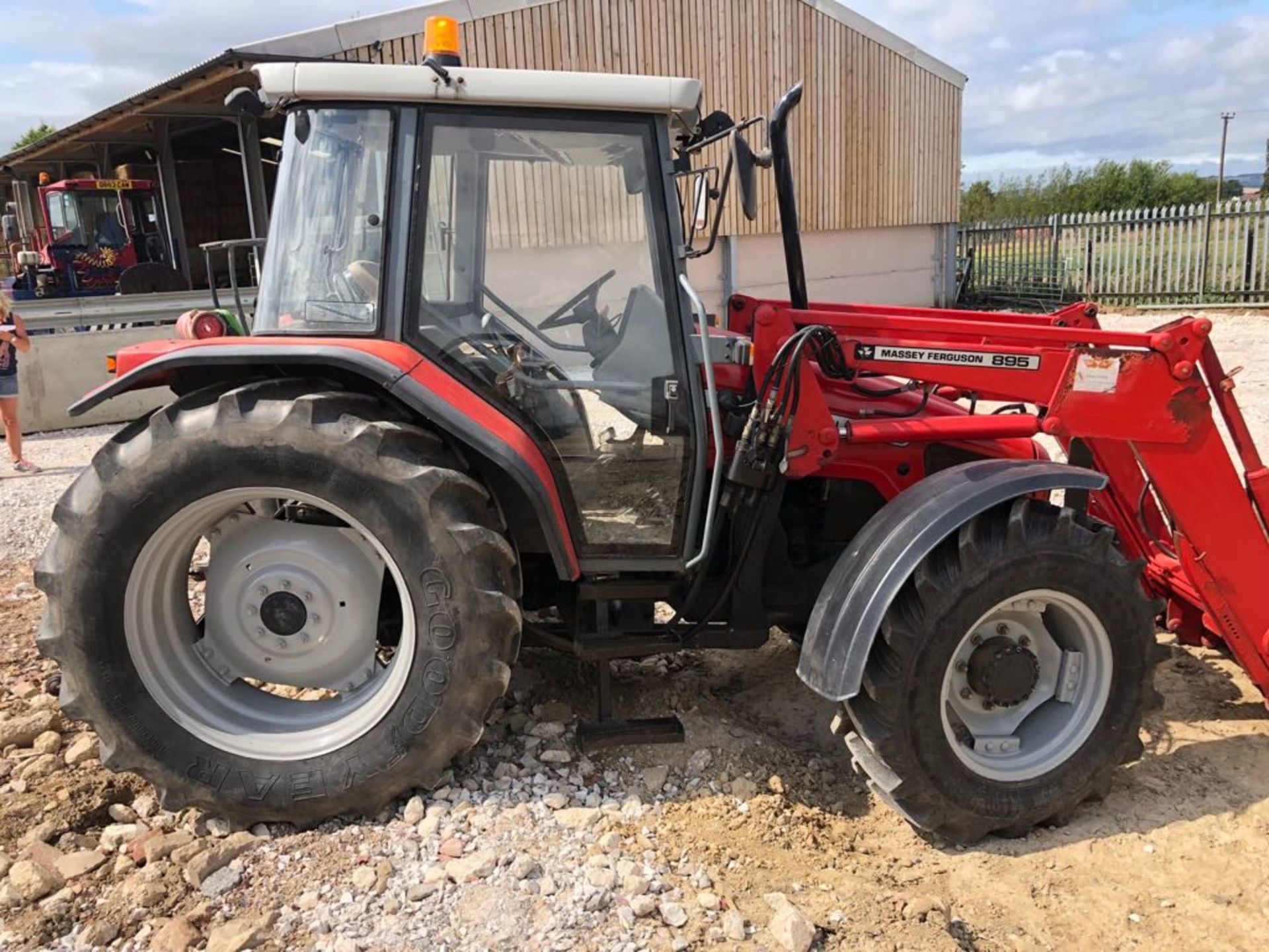 MASSEY FERGUSON 895 TRACTOR WITH FRONT BUCKET, IN WORKING ORDER *PLUS VAT* - Image 5 of 10