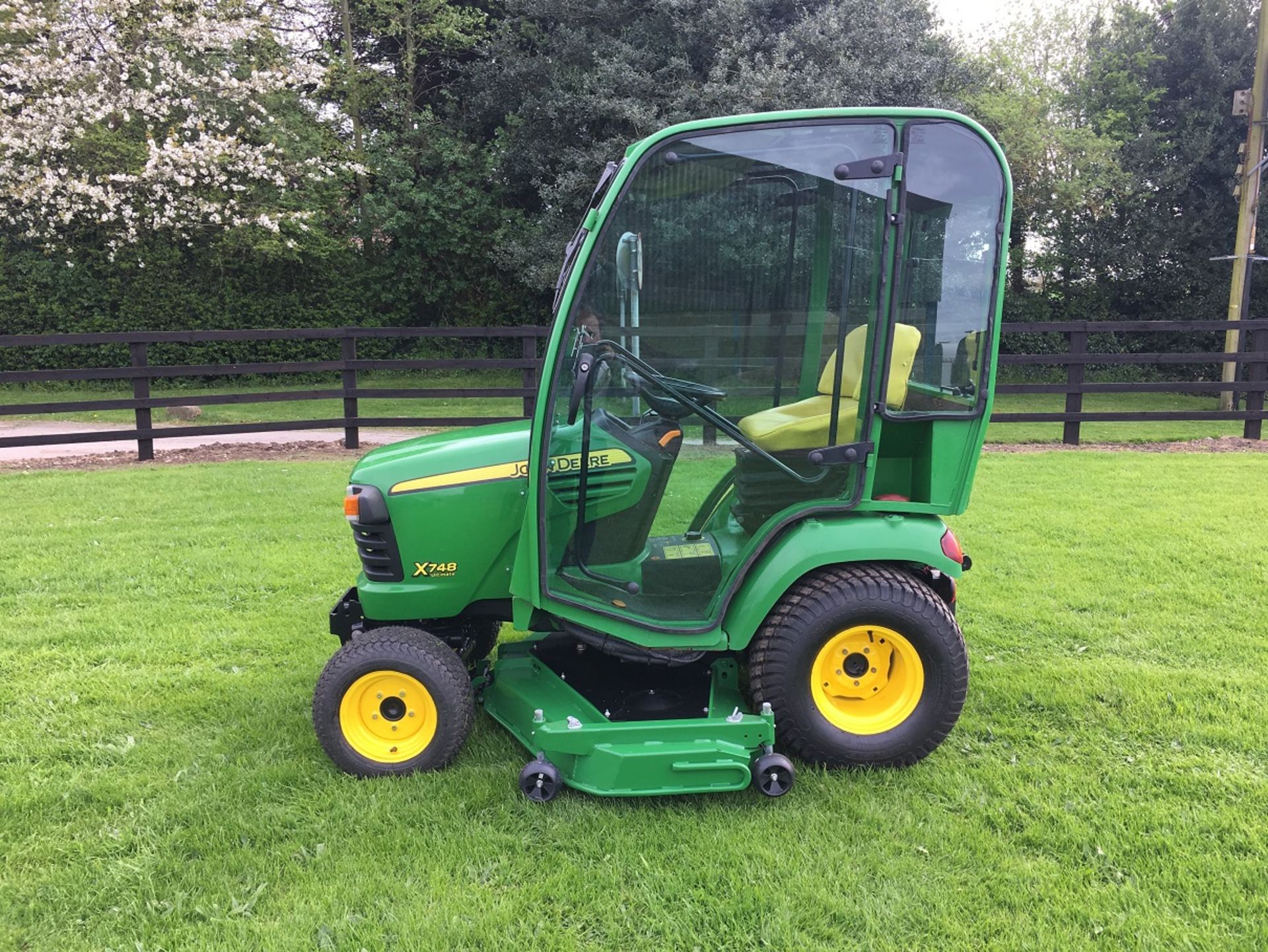 2011 JOHN DEERE X748 RIDE ON MOWER - Image 5 of 7