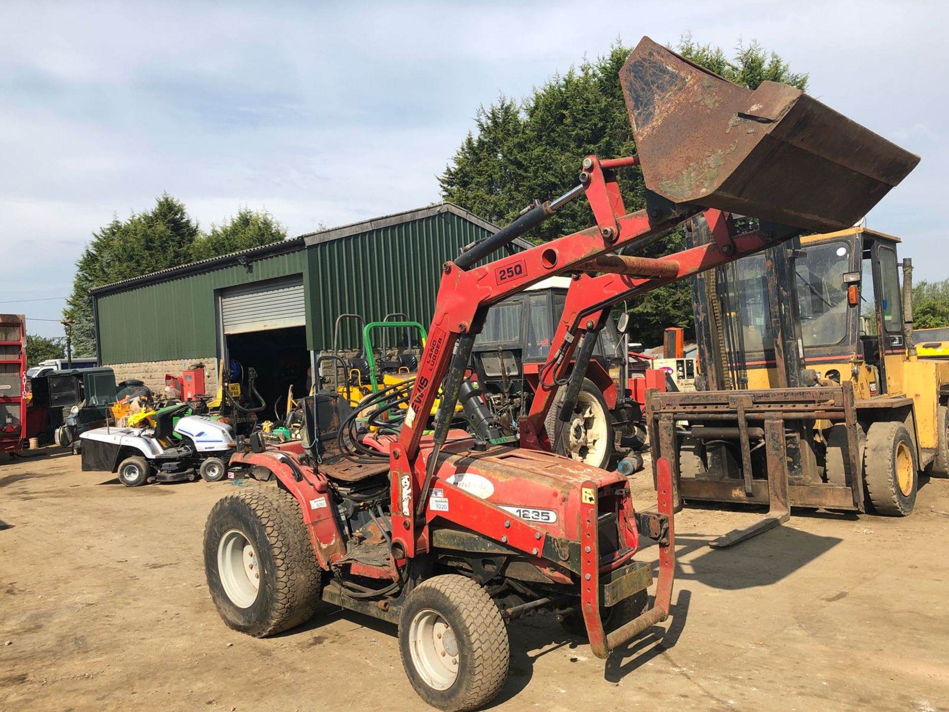 YEAR UNKNOWN MASSEY FERGUSON 1235 COMPACT TRACTOR C/W LEWIS LAND LUGGER 25Q FRONT LOADER *PLUS VAT* - Image 4 of 11