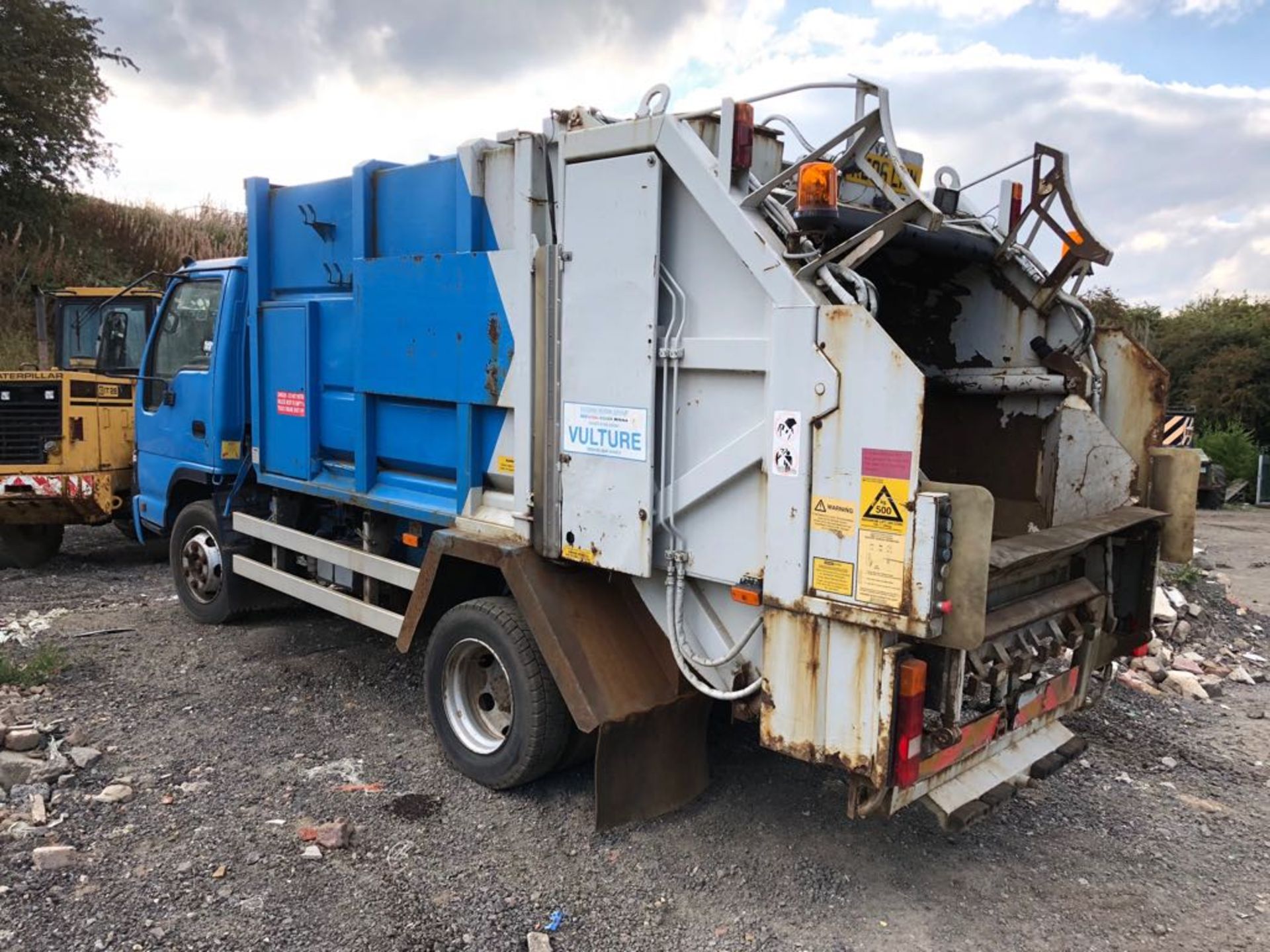 2006/06 REG ISUZU TRUCKS NQR 70 BLUE/WHITE DIESEL DUSTBIN LORRY *PLUS VAT* - Image 4 of 9