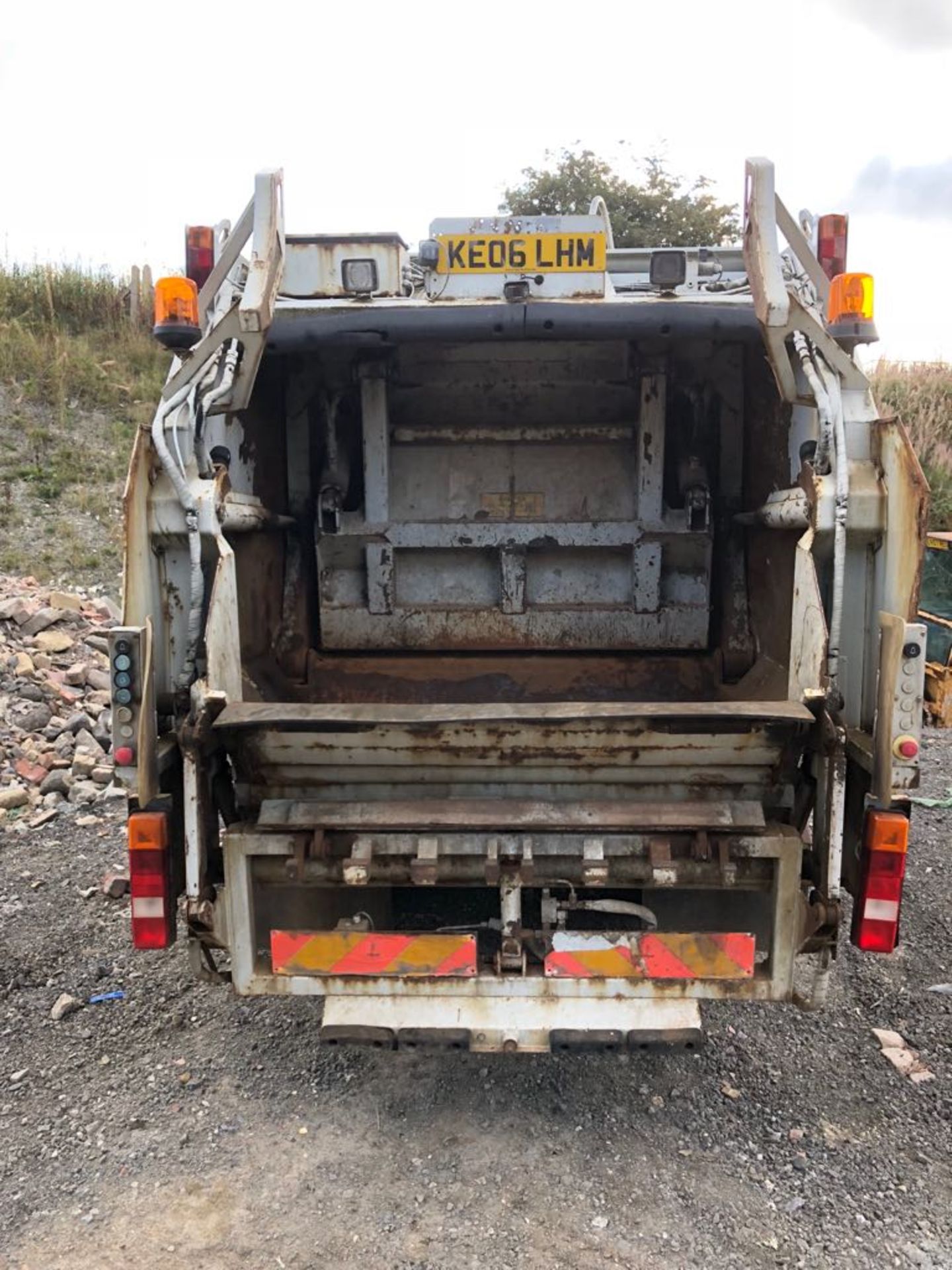 2006/06 REG ISUZU TRUCKS NQR 70 BLUE/WHITE DIESEL DUSTBIN LORRY *PLUS VAT* - Image 5 of 9