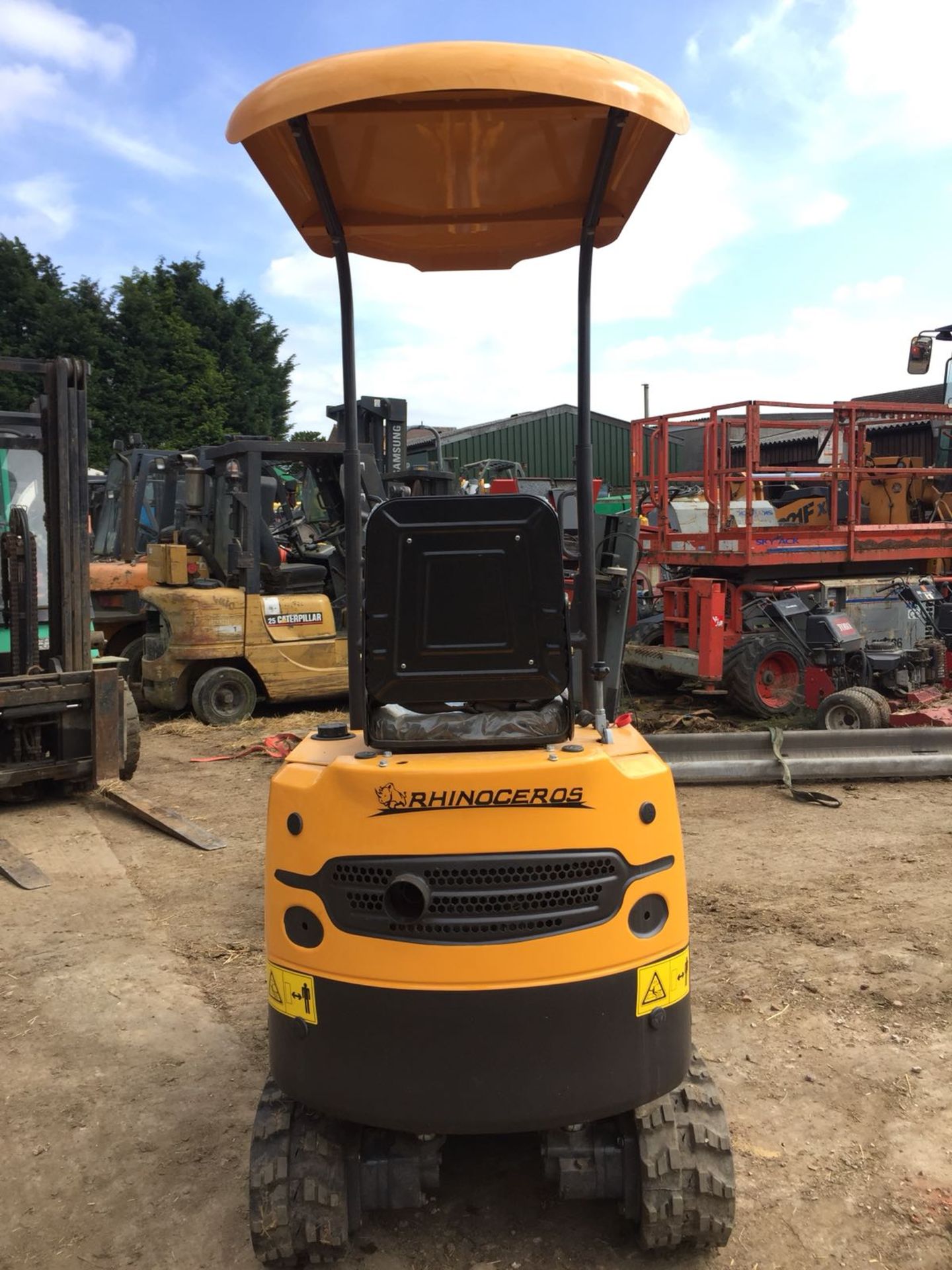 BRAND NEW MINI TRACKED EXCAVATOR MICRO RHINOCEROS XN08 - X3 BUCKETS & GRAPPLE *PLUS VAT* - Image 6 of 11