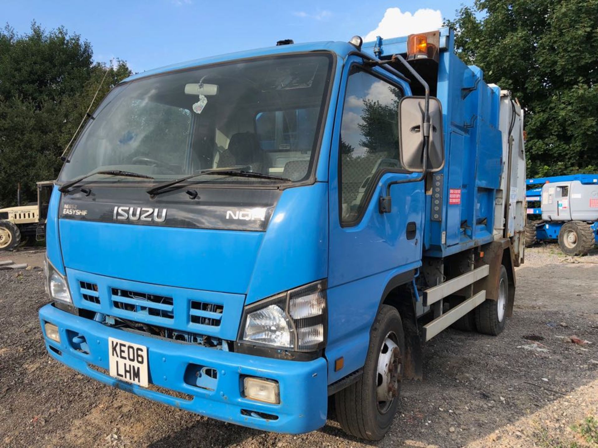 2006/06 REG ISUZU TRUCKS NQR 70 BLUE/WHITE DIESEL DUSTBIN LORRY *PLUS VAT* - Image 2 of 9