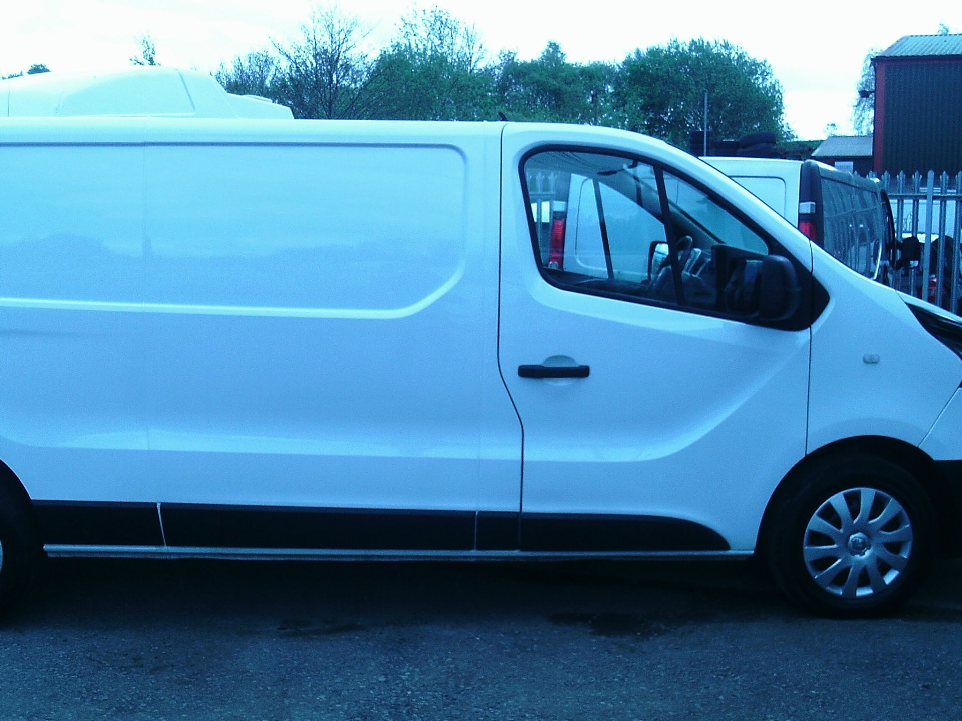 2015/15 REG RENAULT TRAFIC LL29 BUSINESS DCI WHITE DIESEL PANEL VAN, SHOWING 0 FORMER KEEPERS - Image 6 of 11