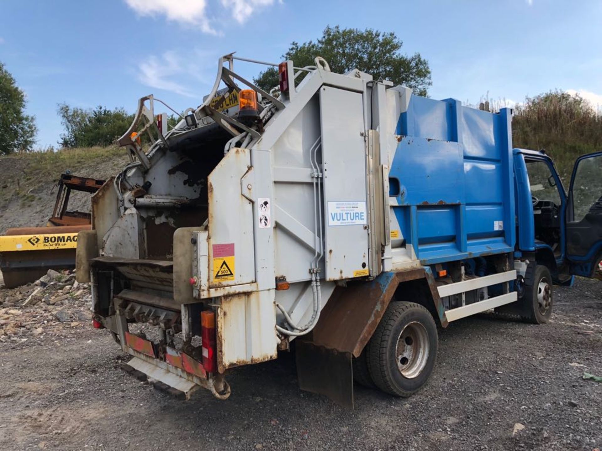 2006/06 REG ISUZU TRUCKS NQR 70 BLUE/WHITE DIESEL DUSTBIN LORRY *PLUS VAT* - Image 6 of 9