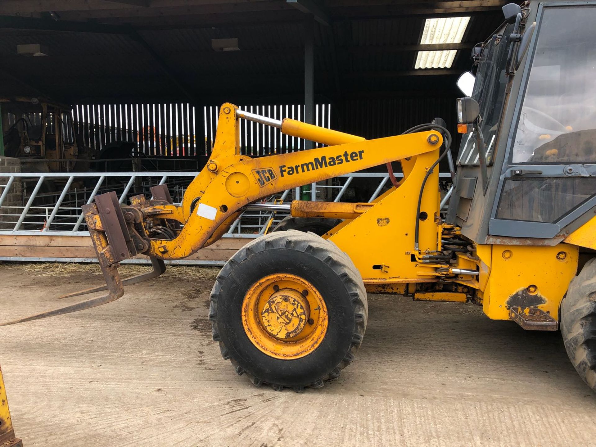 1985-1991/J REG JCB 408 FARM MASTER LOADER, SHOWING 0 FORMER KEEPERS *PLUS VAT* - Image 2 of 15