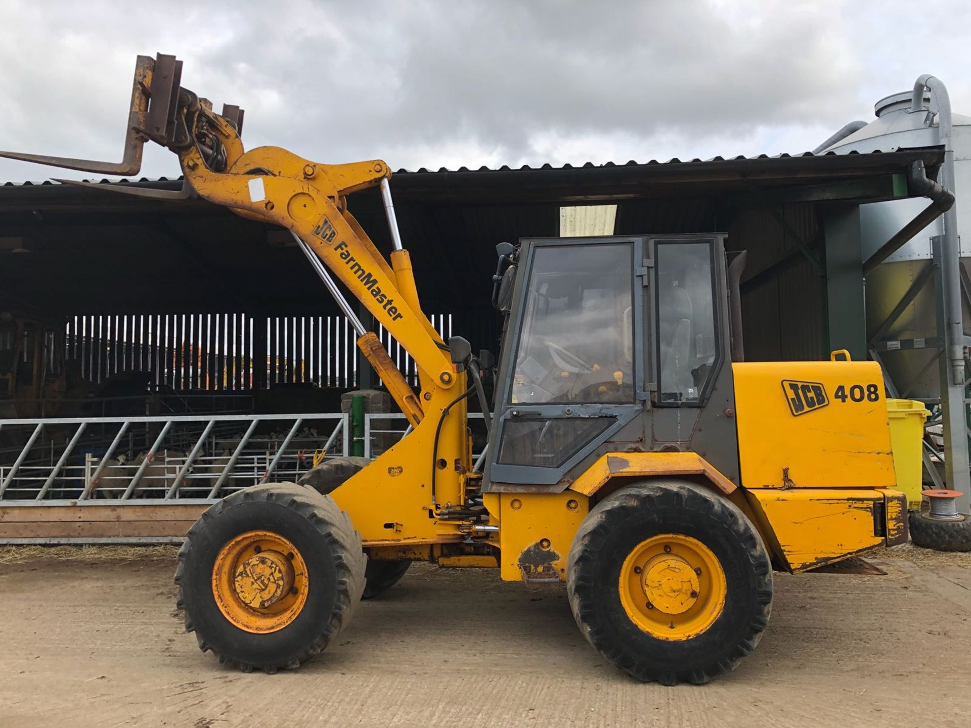 1985-1991/J REG JCB 408 FARM MASTER LOADER, SHOWING 0 FORMER KEEPERS *PLUS VAT* - Image 3 of 15