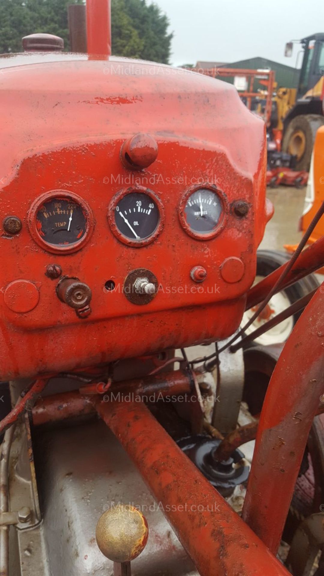 MASSEY HARRIS 44 TRACTOR, PETROL. SOLD AS VINTAGE AND NEEDING RESTORATION *PLUS VAT* - Image 4 of 9