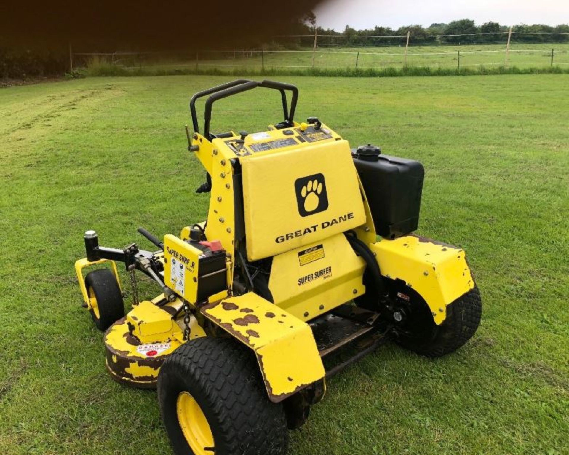 STAND ON ZERO TURN MOWER GREAT DANE SUPER SURFER 2 - Image 2 of 5