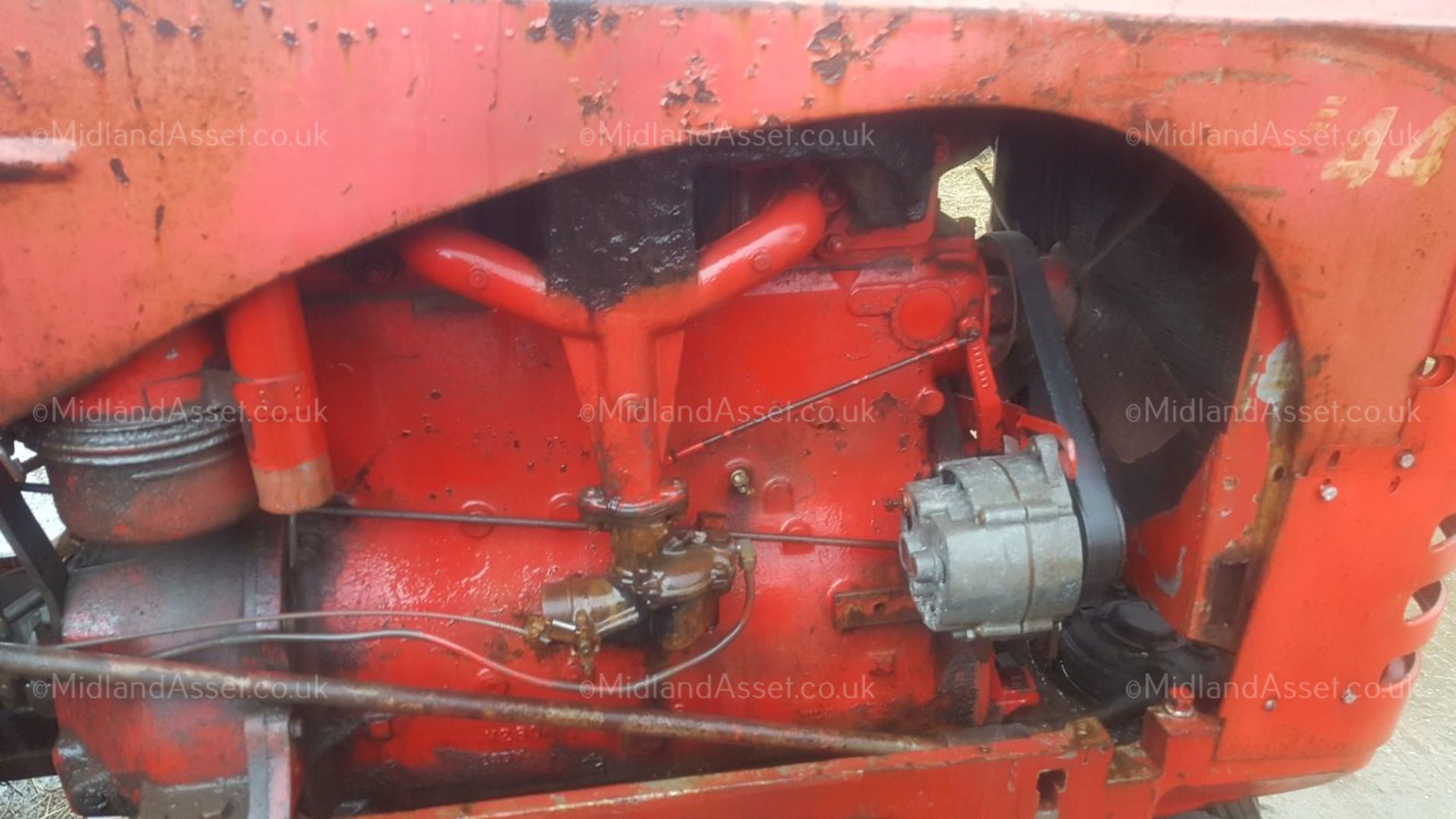 MASSEY HARRIS 44 TRACTOR, PETROL. SOLD AS VINTAGE AND NEEDING RESTORATION *PLUS VAT* - Image 7 of 9