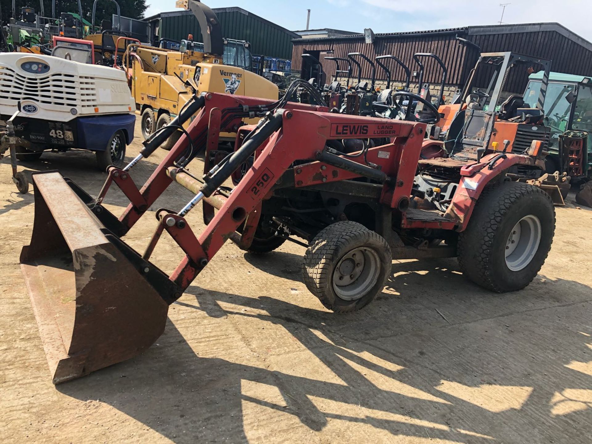 YEAR UNKNOWN MASSEY FERGUSON 1235 COMPACT TRACTOR C/W LEWIS LAND LUGGER 25Q FRONT LOADER *PLUS VAT* - Image 5 of 11