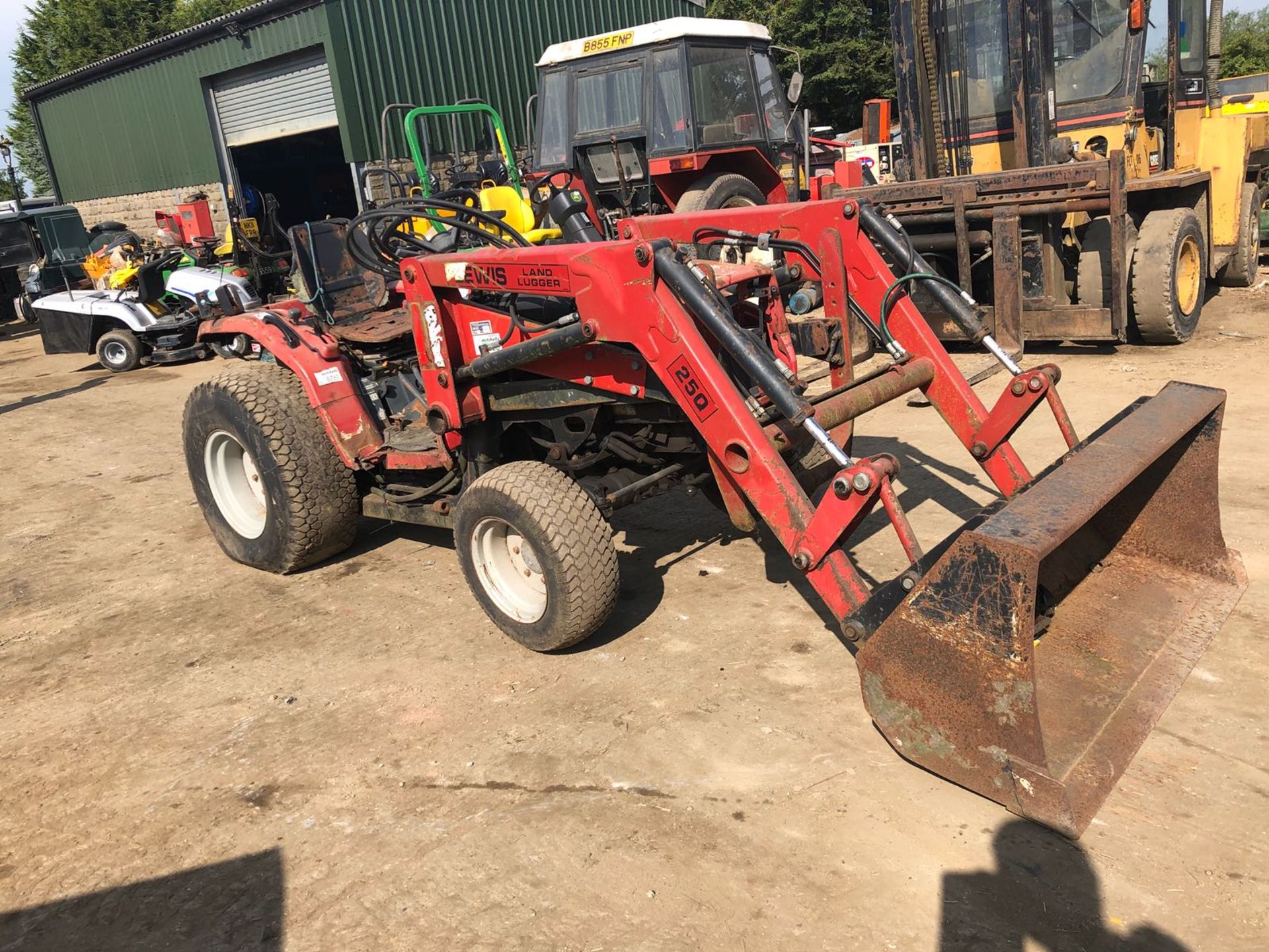 YEAR UNKNOWN MASSEY FERGUSON 1235 COMPACT TRACTOR C/W LEWIS LAND LUGGER 25Q FRONT LOADER *PLUS VAT*