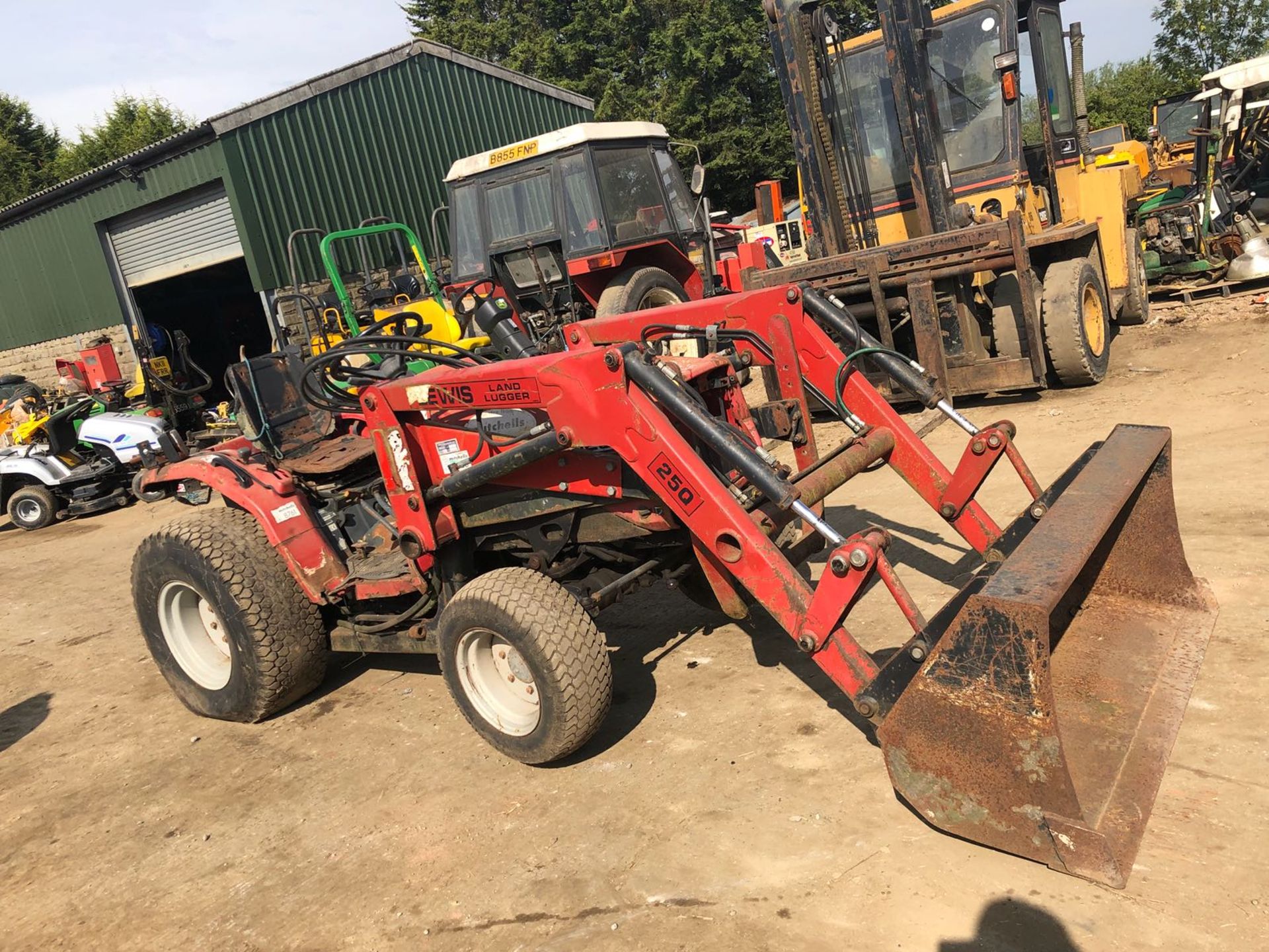 YEAR UNKNOWN MASSEY FERGUSON 1235 COMPACT TRACTOR C/W LEWIS LAND LUGGER 25Q FRONT LOADER *PLUS VAT* - Image 2 of 11