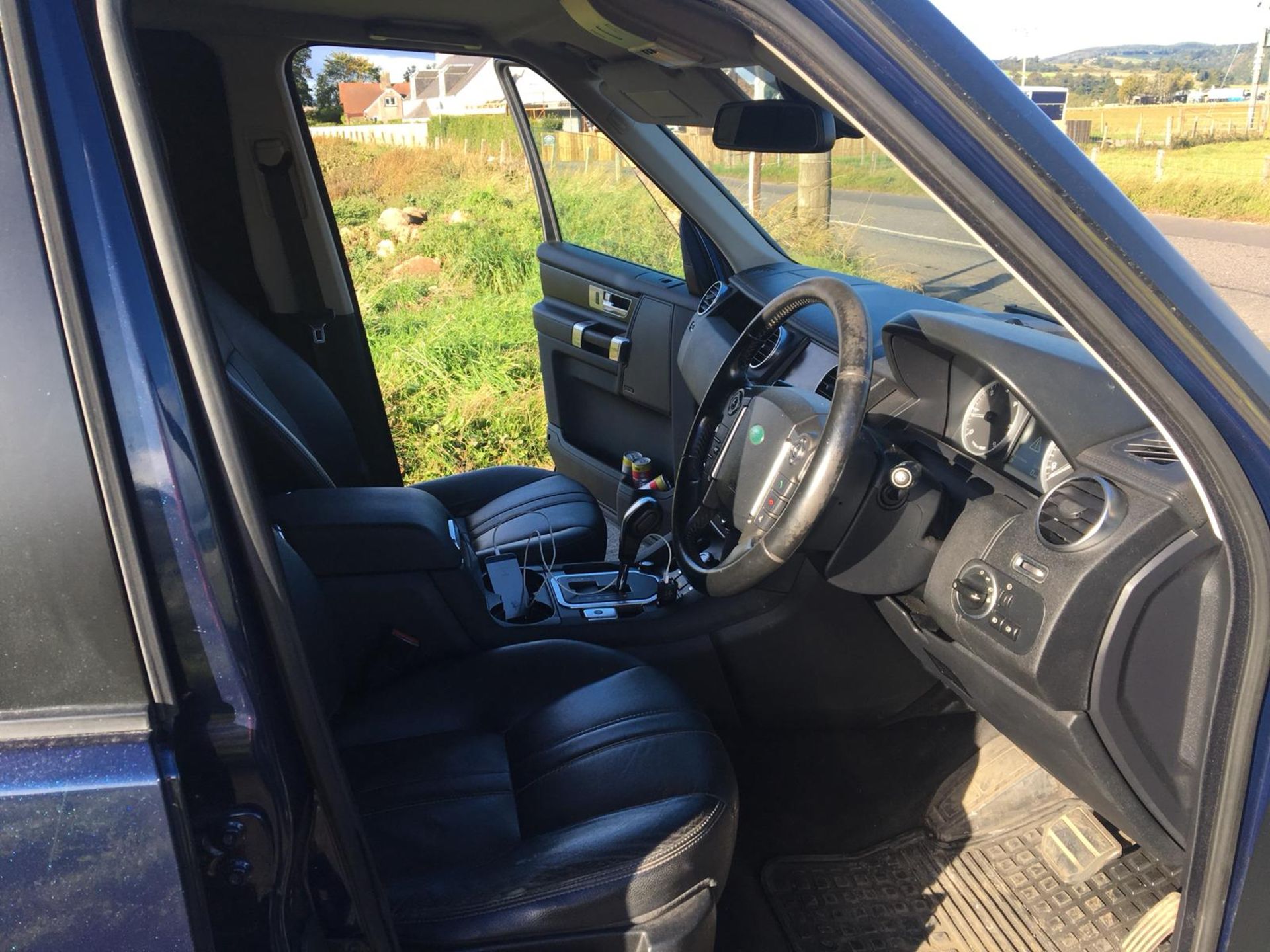 2011/11 REG LAND ROVER DISCOVERY SDV6 AUTOMATIC 245 COMMERCIAL DIESEL 4X4, SHOWING 1 FORMER KEEPER - Image 7 of 9