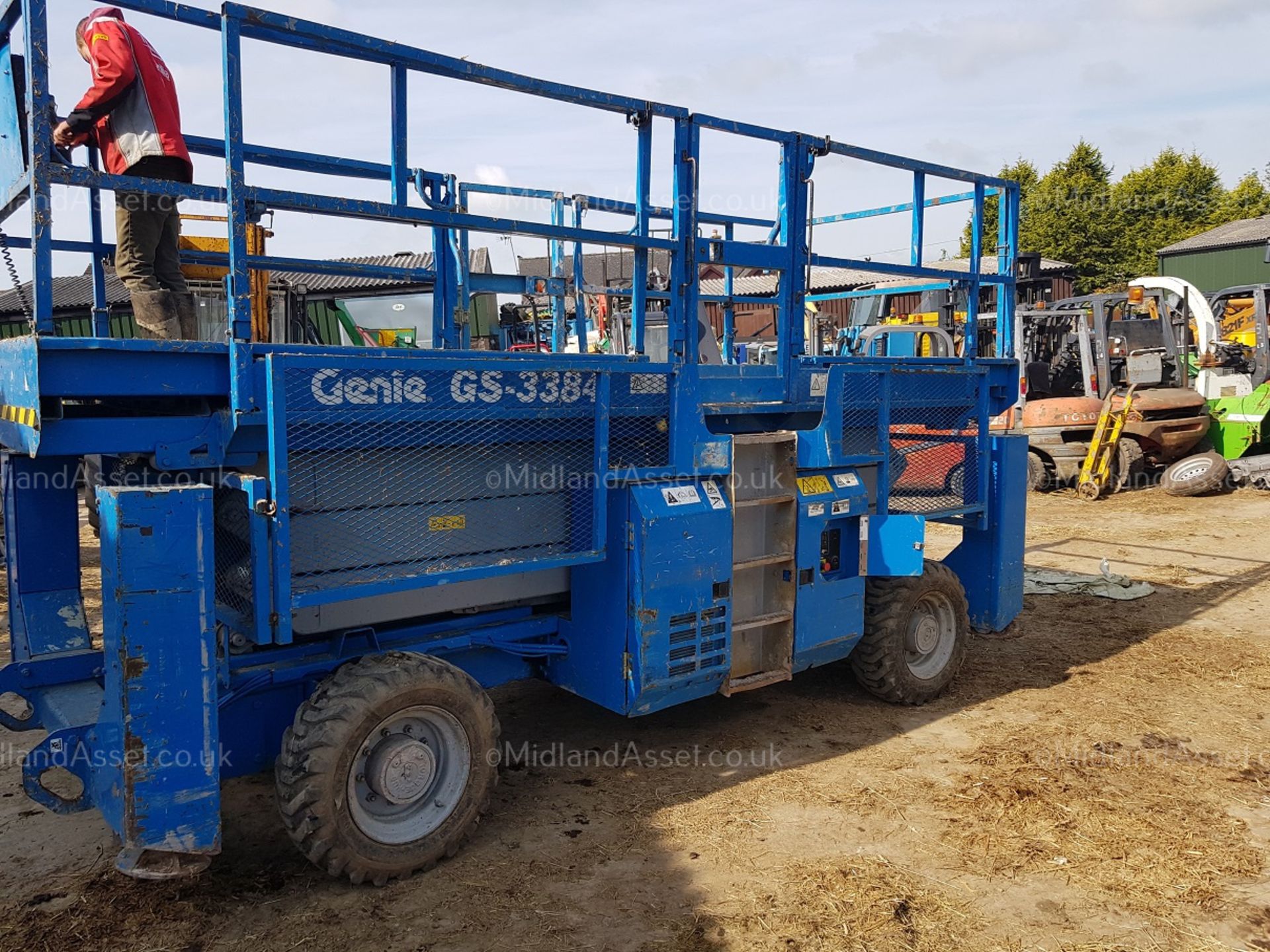 2004 GENIE GS-3384 ROUGH TERRAIN SCISSOR LIFT AUTO LEVELLING 4WD. STARTS, DRIVES AND LIFTS - Image 3 of 10