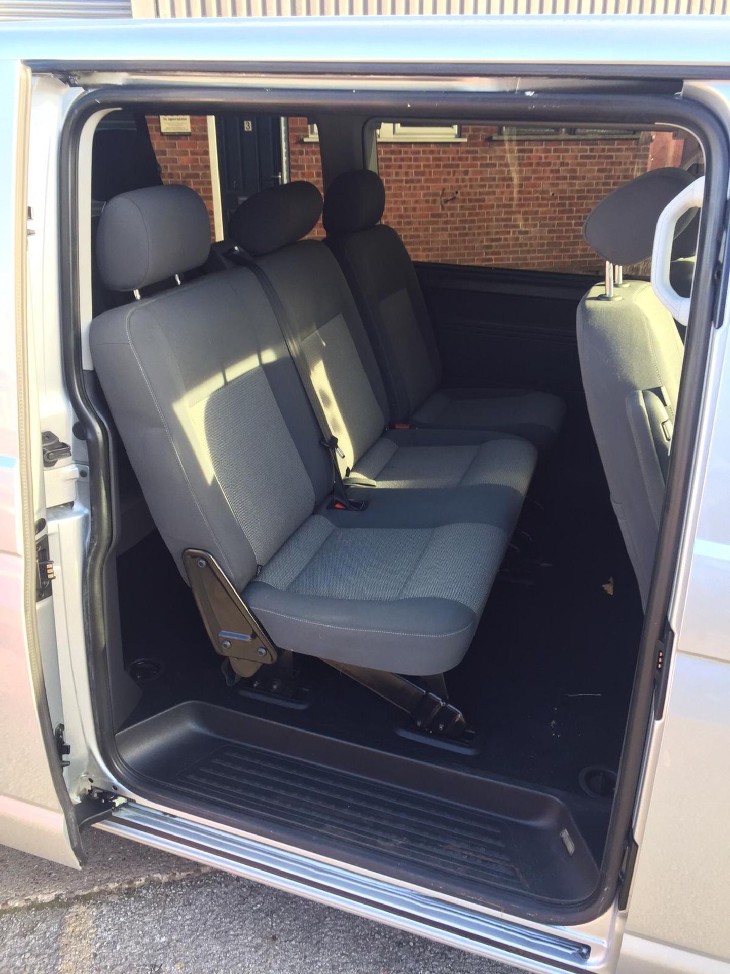 2014/14 REG VOLKSWAGEN TRANSPORTER T30SE 140 TDI LW AUTOMATIC SILVER DIESEL 9 SEATER MPV *NO VAT* - Image 7 of 17