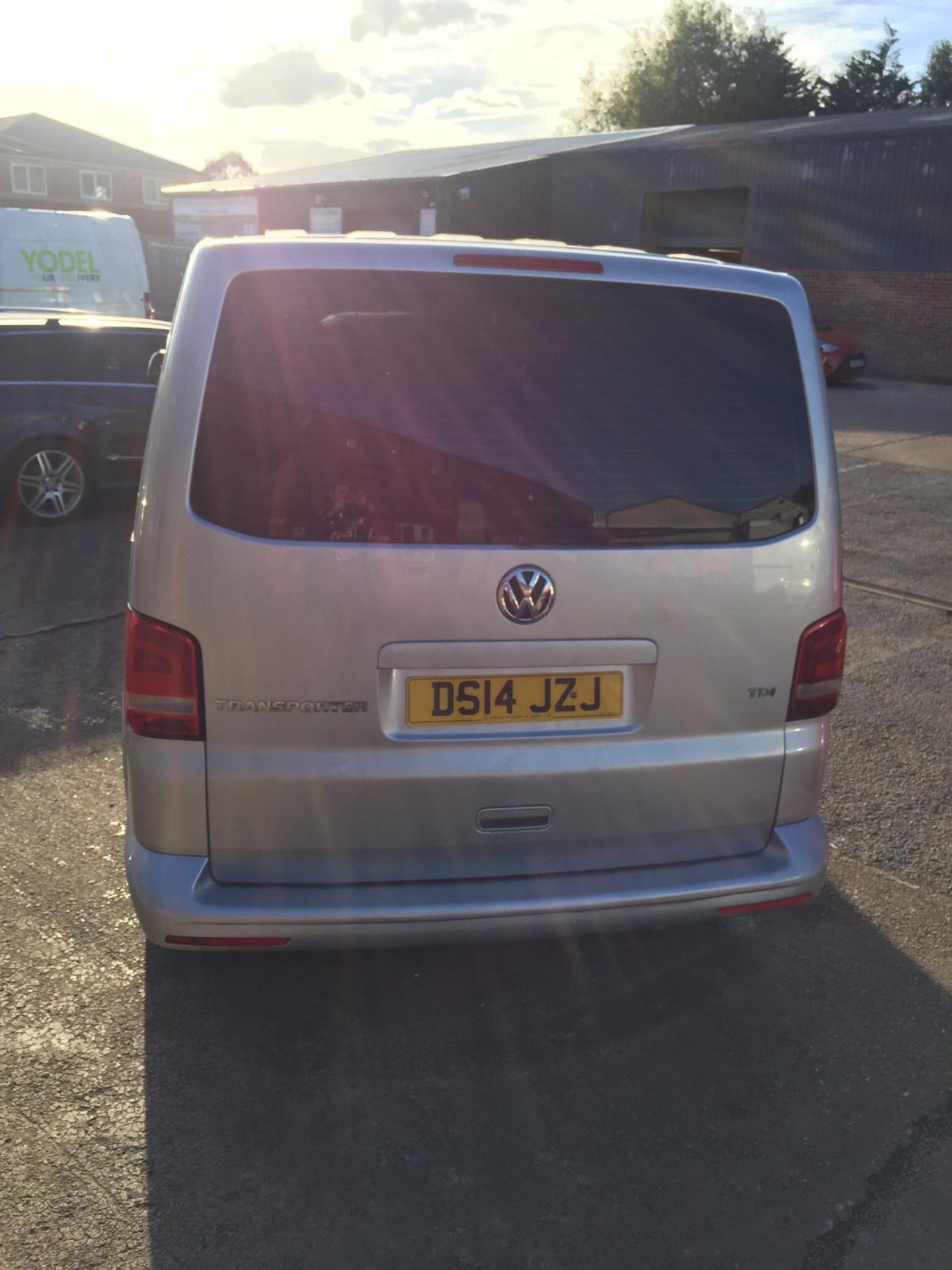 2014/14 REG VOLKSWAGEN TRANSPORTER T30SE 140 TDI LW AUTOMATIC SILVER DIESEL 9 SEATER MPV *NO VAT* - Image 5 of 17