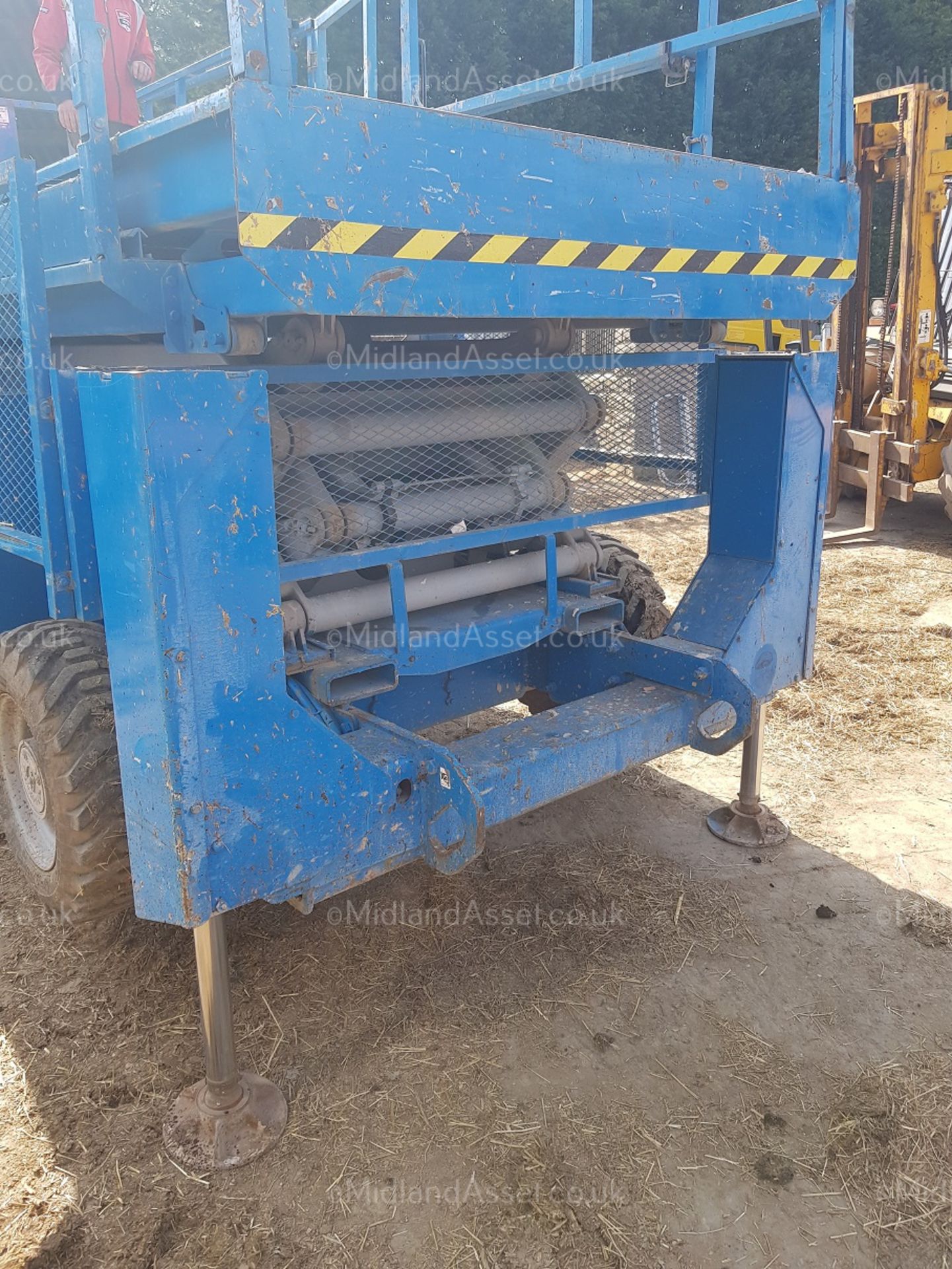 2004 GENIE GS-3384 ROUGH TERRAIN SCISSOR LIFT AUTO LEVELLING 4WD. STARTS, DRIVES AND LIFTS - Image 5 of 10