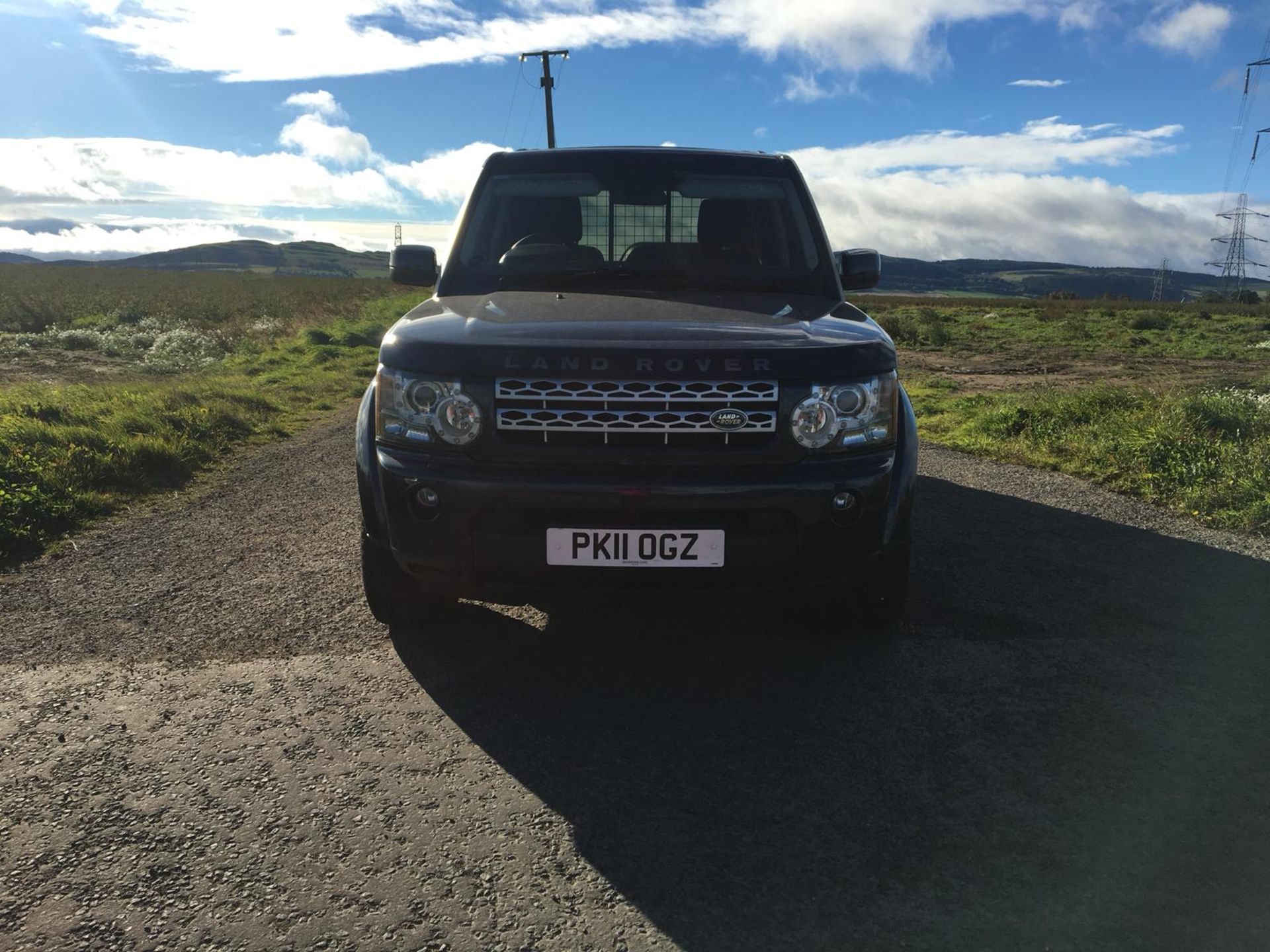 2011/11 REG LAND ROVER DISCOVERY SDV6 AUTOMATIC 245 COMMERCIAL DIESEL 4X4, SHOWING 1 FORMER KEEPER - Image 2 of 9