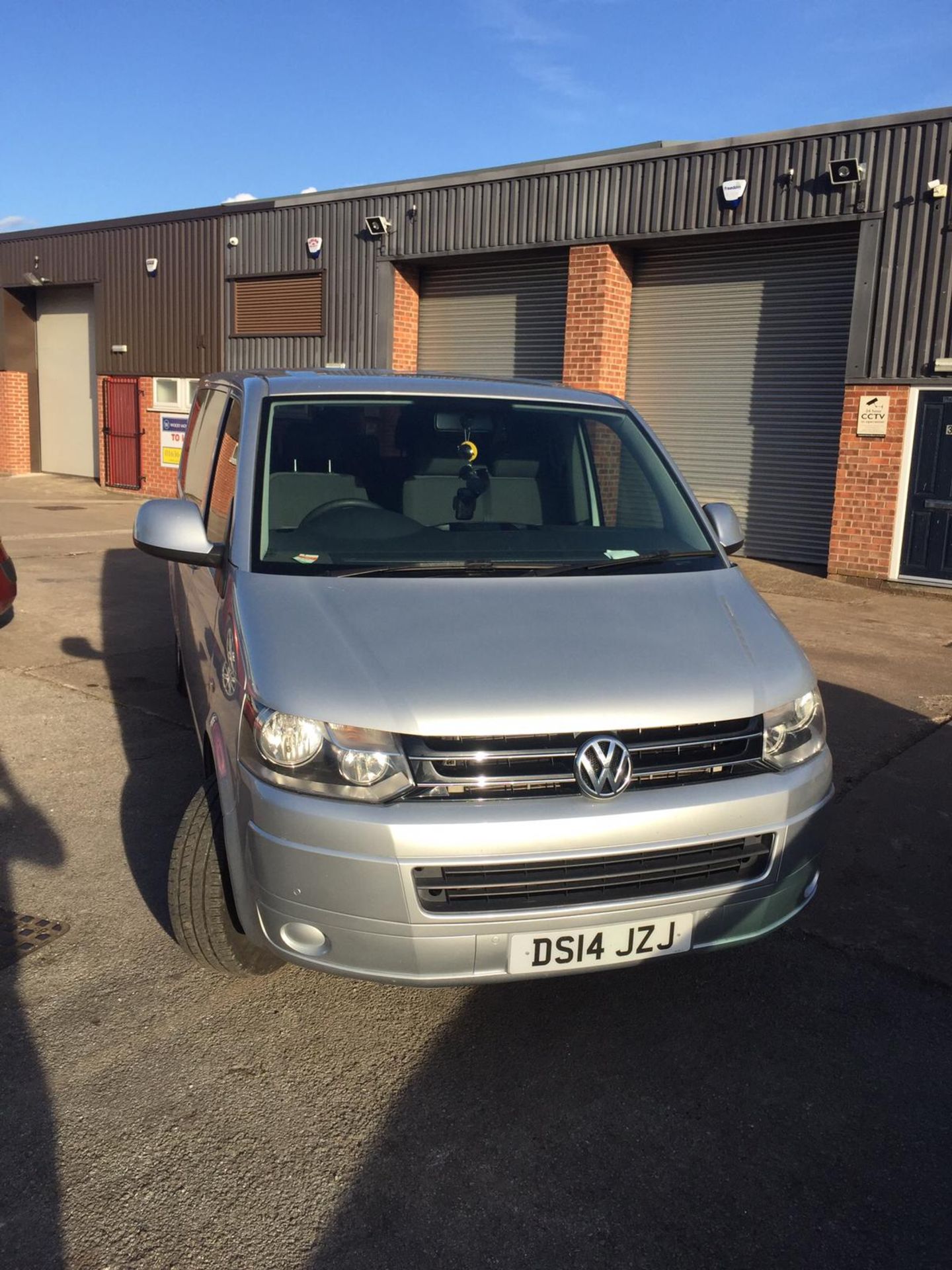 2014/14 REG VOLKSWAGEN TRANSPORTER T30SE 140 TDI LW AUTOMATIC SILVER DIESEL 9 SEATER MPV *NO VAT* - Image 2 of 17