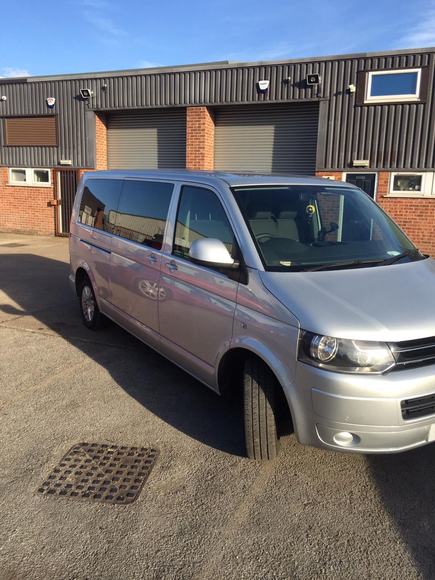 2014/14 REG VOLKSWAGEN TRANSPORTER T30SE 140 TDI LW AUTOMATIC SILVER DIESEL 9 SEATER MPV *NO VAT*