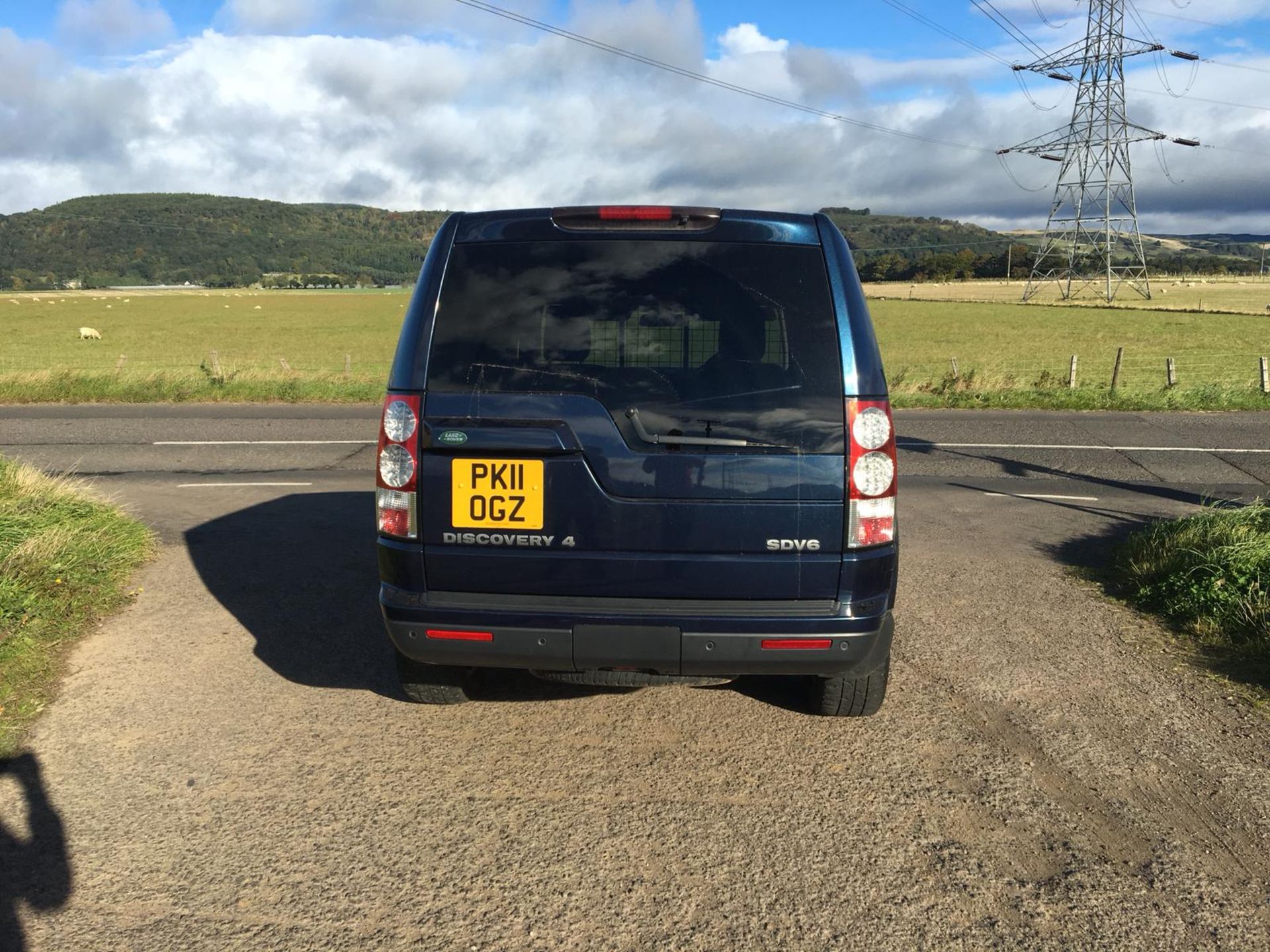 2011/11 REG LAND ROVER DISCOVERY SDV6 AUTOMATIC 245 COMMERCIAL DIESEL 4X4, SHOWING 1 FORMER KEEPER - Image 5 of 9