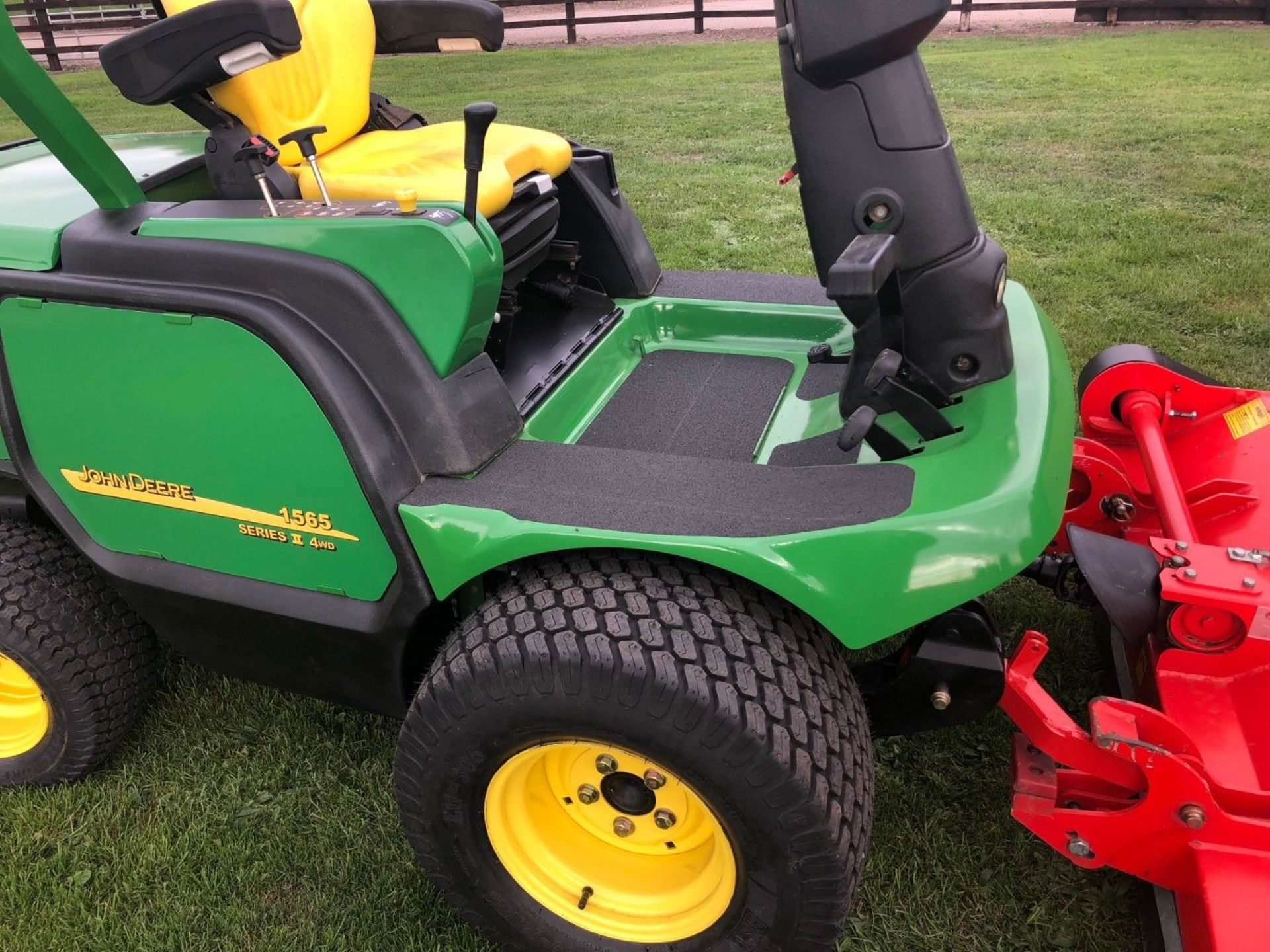 JOHN DEERE 1565 UPFRONT FLAIL MOWER , ONLY 1389 HOURS, TRIMAX FLAIL, 12 REG, 37HP. - Image 4 of 5